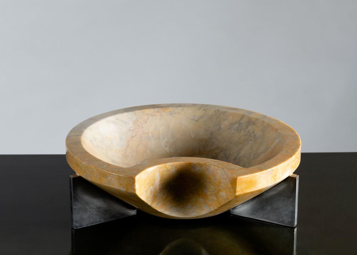 In setting his beautifully cut and polished fountain of Calcutta marble atop a base of sleek stainless steel, master stoneworker Cesare Arduini challenges his audience to compare the elegance of man-made materials with those of
nature.

Unique
