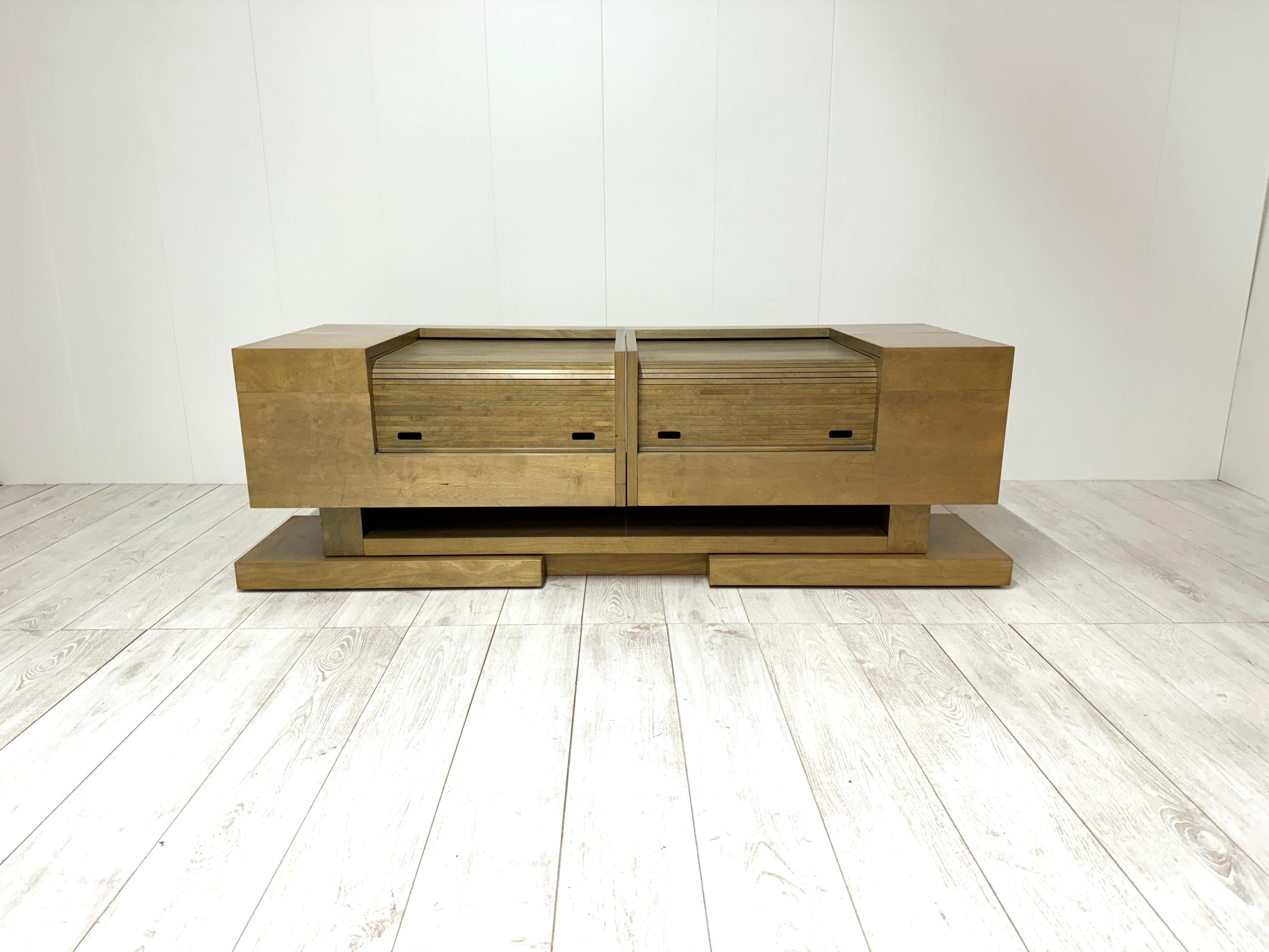 Particolare mobile contenitore realizzato dall'architetto Cesare Augusto Nava negli anni '70. Esemplare unico.
Struttura in legno, aperture a serranda.
L'apertura massima del mobile è di 250 cm.
Proveniente dall'atelier dell'Architetto. 
