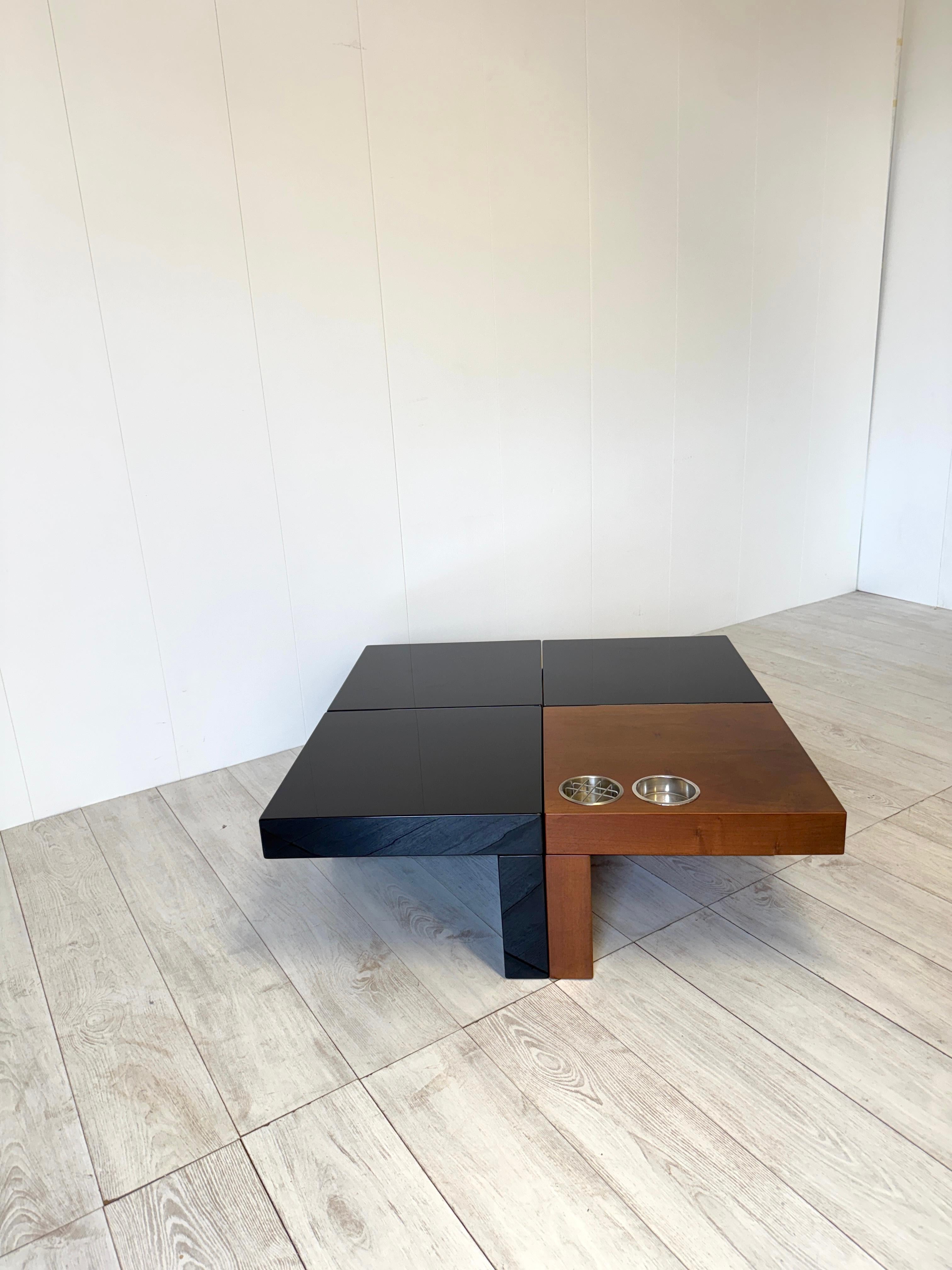 Elegante set di 4 tavolini componibili in legno e legno laccato. Coppia di vani in metallo
Produzione Cesare Augusto Nava, anni '70
La composizione dei tavolini può essere adattata alle proprie esigenze, creando forme geometriche a piacere