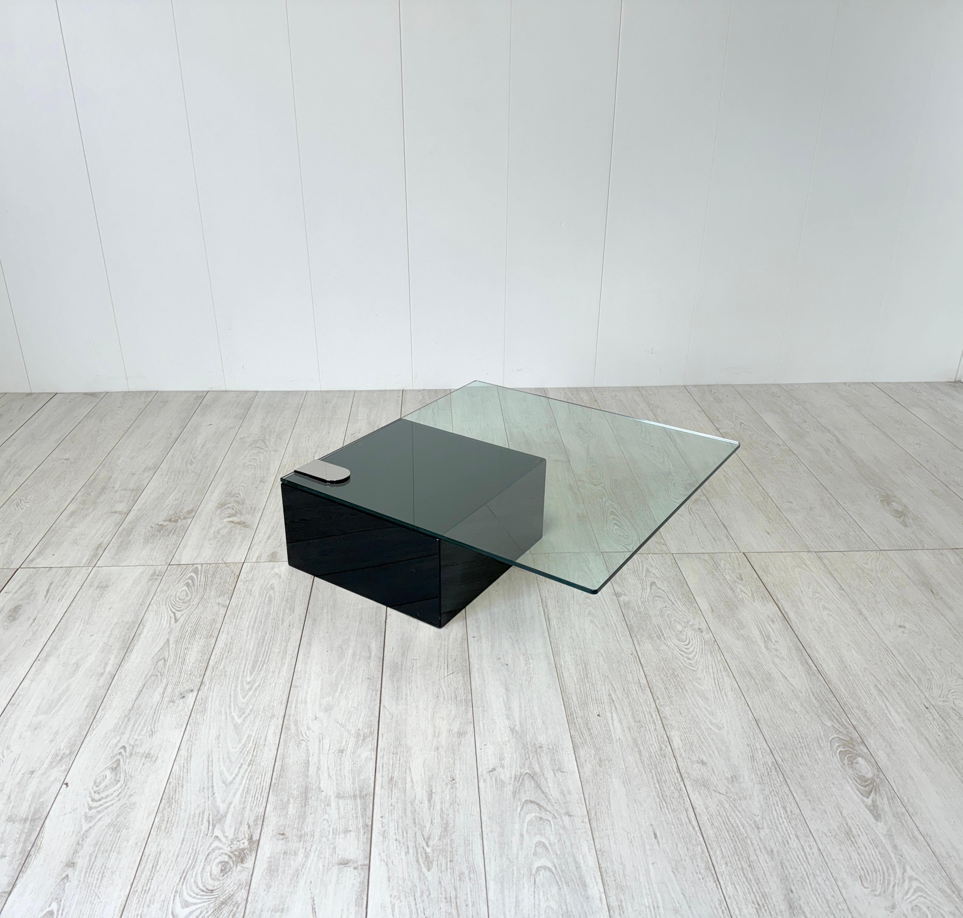 Table centrale particulière en bois laqué avec détails en acier poli, plateau en verre 
Production Cesare Augusto Nava 1970

