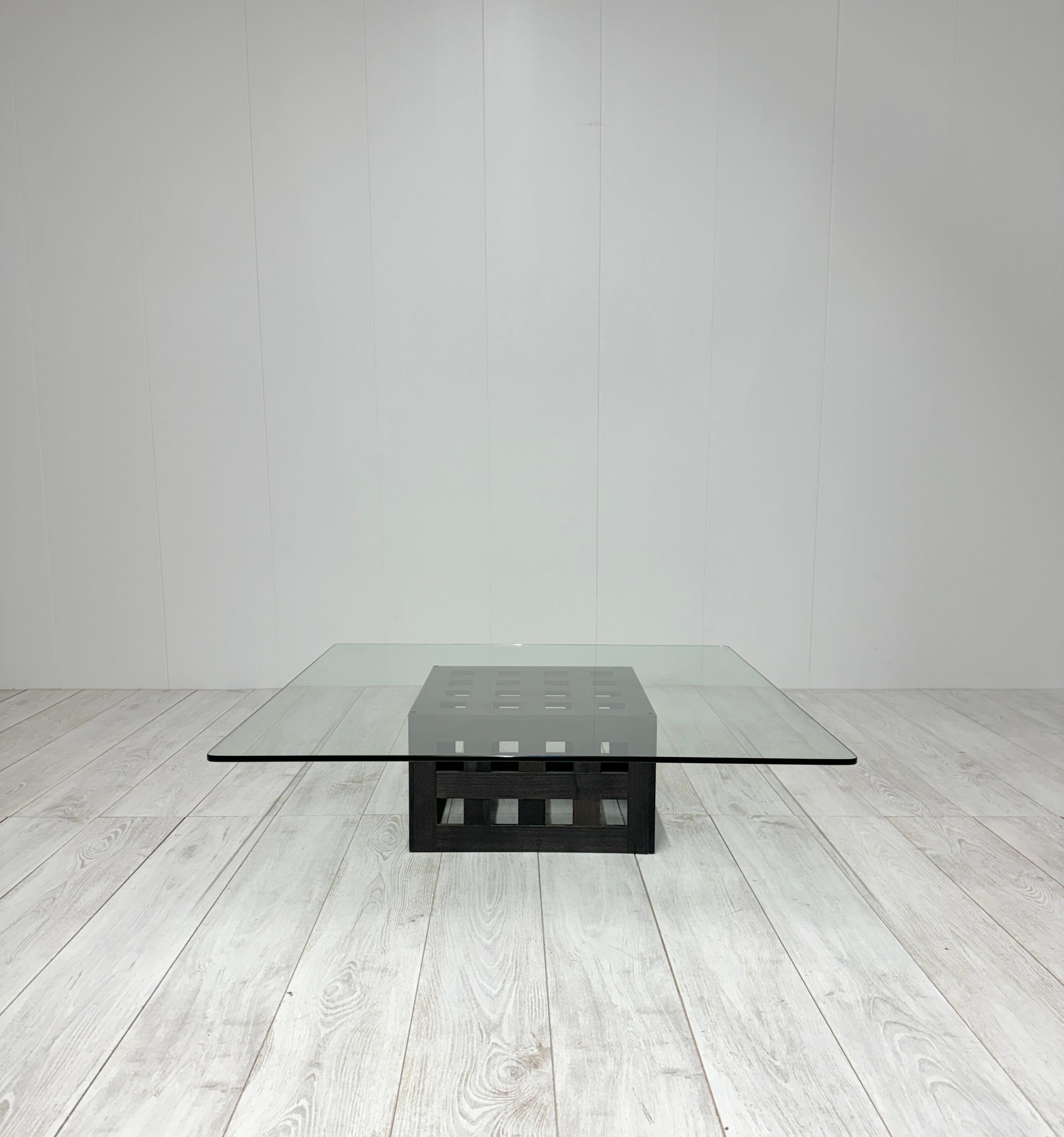 Table basse particulière conçue et réalisée par l'architecte Cesare Augusto Nava dans les années 1970
Base en bois, plateau en verre

Photo historique des archives Nava