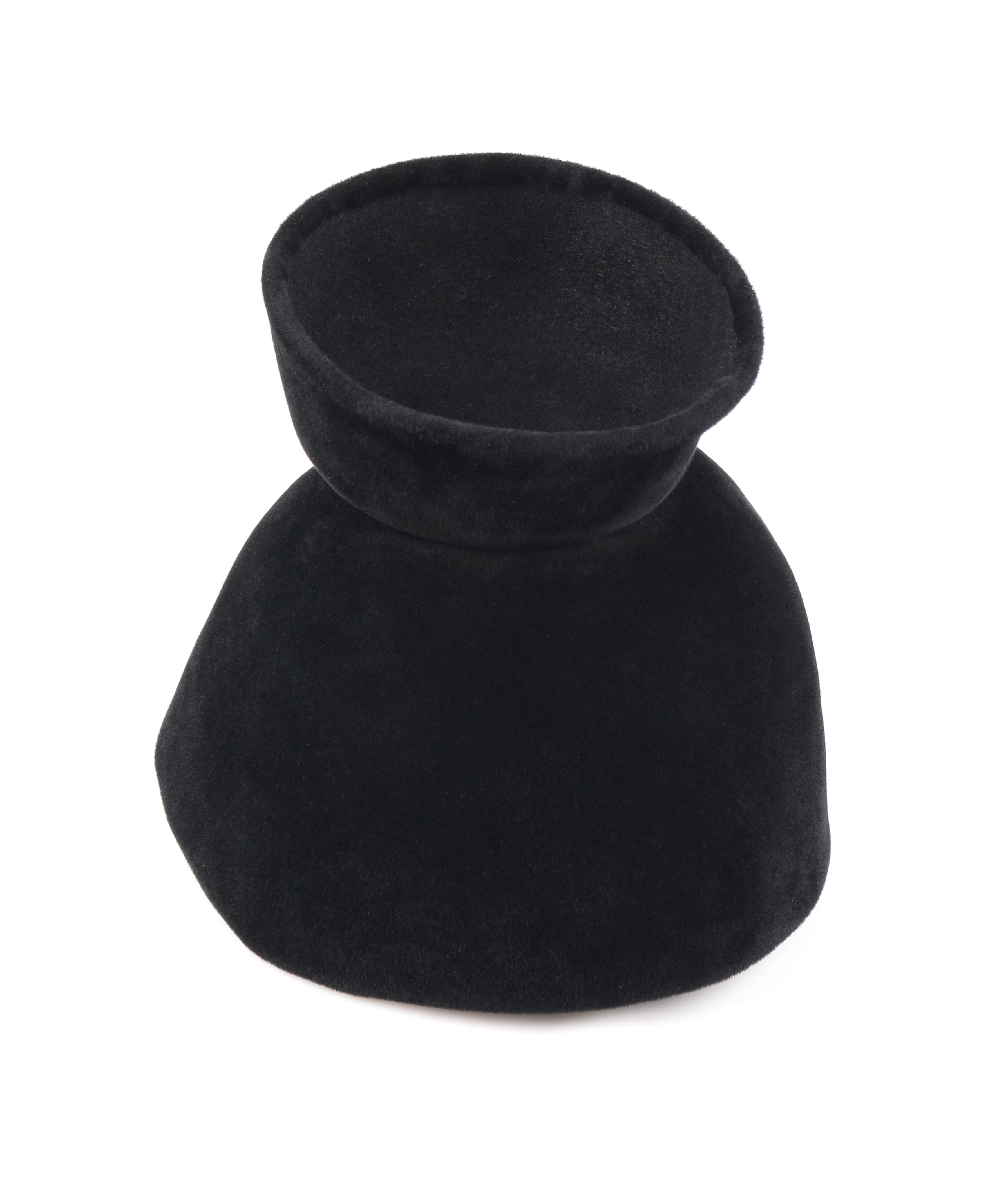 CESARE CANESSA c.1950's Haute Couture Numbered Black Velvet Sculptural Hat  In Good Condition In Thiensville, WI