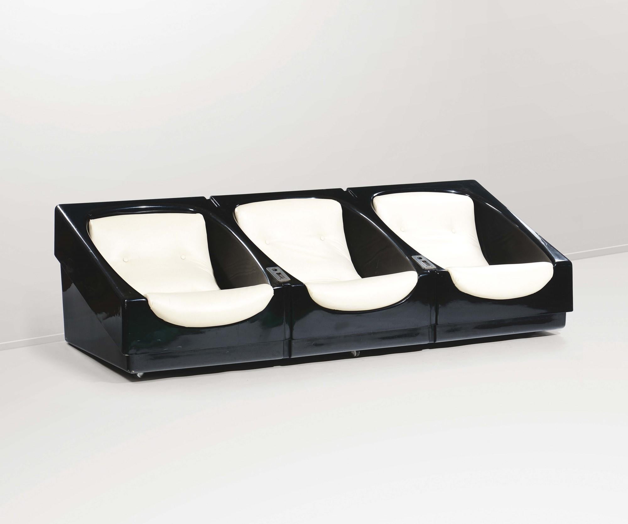 Un beau canapé à roulettes avec trois sièges, structure en fibre de verre avec revêtement en cuir conçu par Cesare Casati et produit par Comfort en circa 1966.
