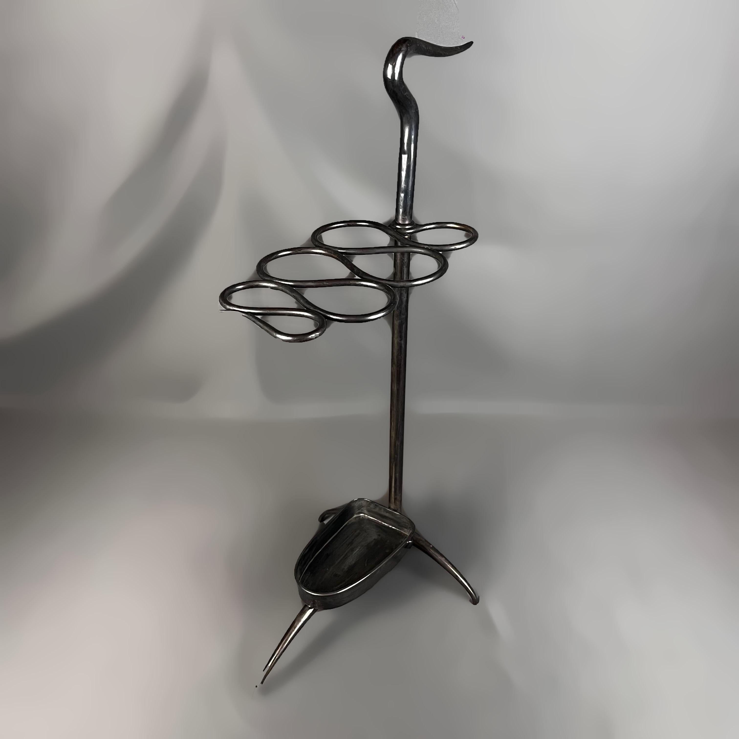 Un raro portaombrelli italiano in bronzo patinato degli anni '50 di Cesare Lacca. Il supporto curvo è dotato di un divisorio a forma di serpentina che racchiude gli ombrelli in un deposito collegato a gambe curve. Marchio MADE IN ITALY sulla parte