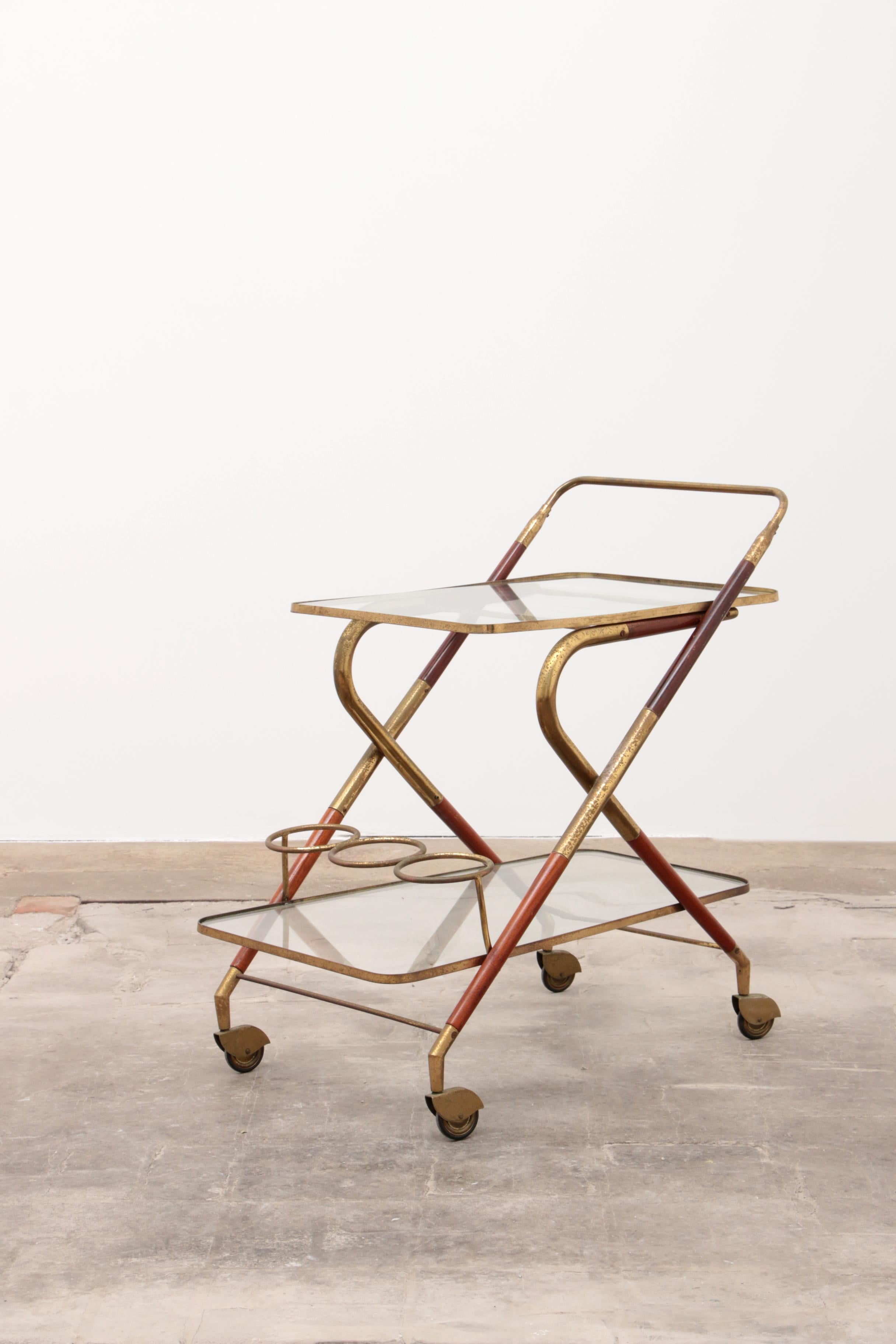 Vintage bar trolley designed by Cesare Lacca for Cassina. This trolley was designed in Italy between 1950 and 1959. It is made of lacquered rosewood and patinated copper. The copper has traces of corrosion. The trolley still has two original glass