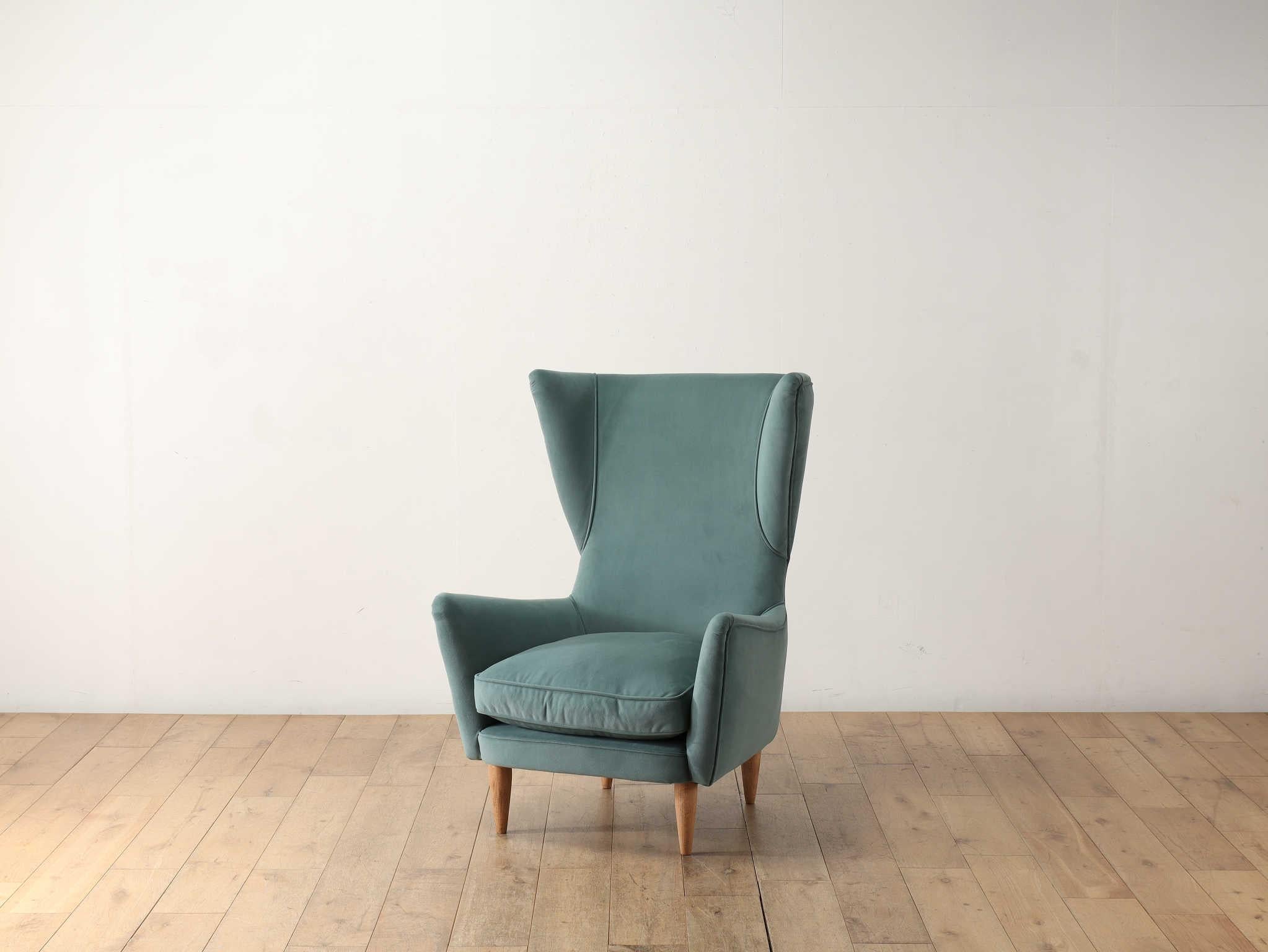 Este sillón fue diseñado por el arquitecto y diseñador italiano CESARE LACCA. Se le conoce como un artesano que trabajó tanto en muebles modernistas como en metalistería. La silueta fluida de los brazos desde el voluminoso y atrevido respaldo es