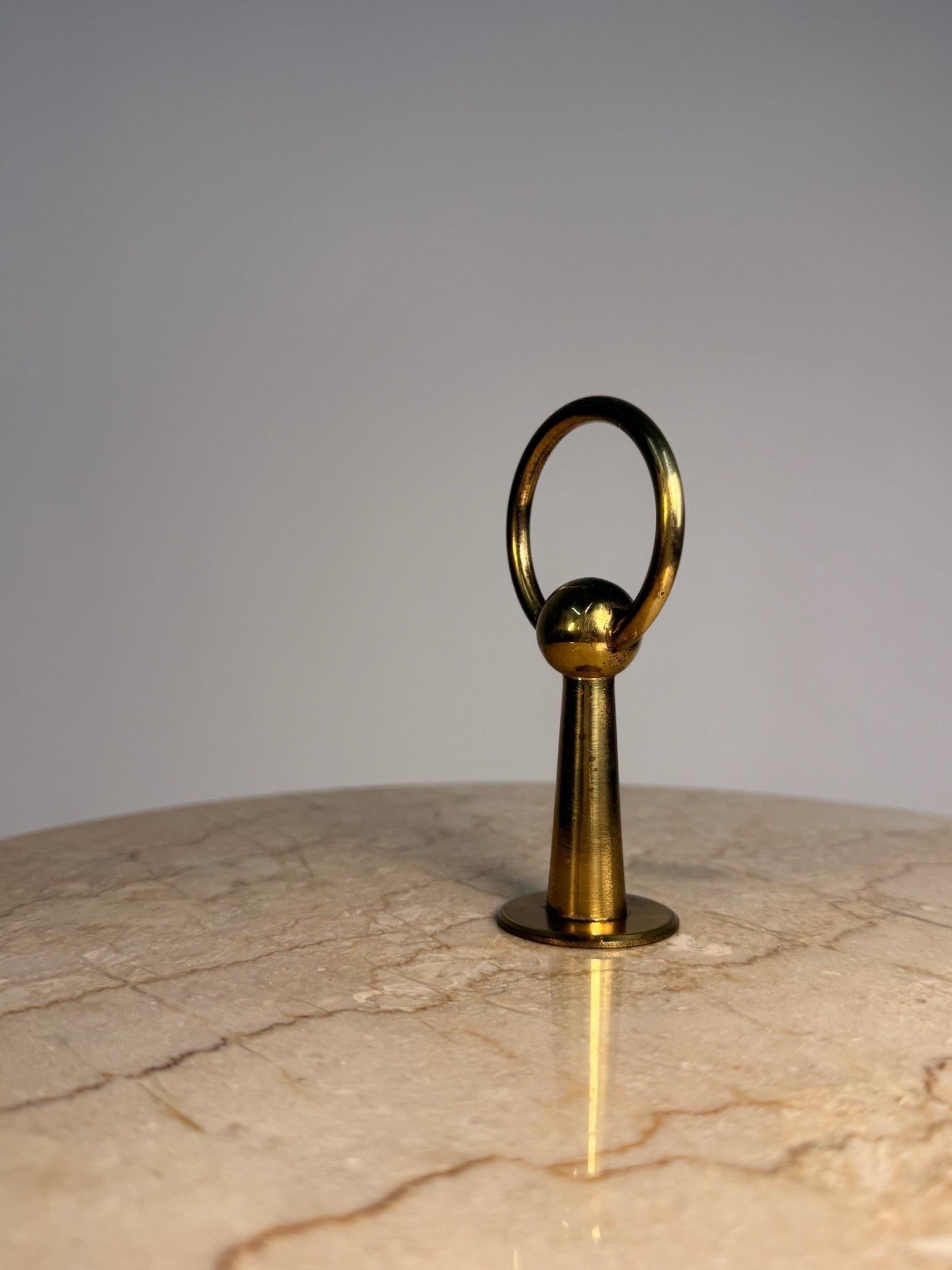 Table d'appoint en laiton et travertin de Cesar #4856 Bon état - En vente à San Diego, CA