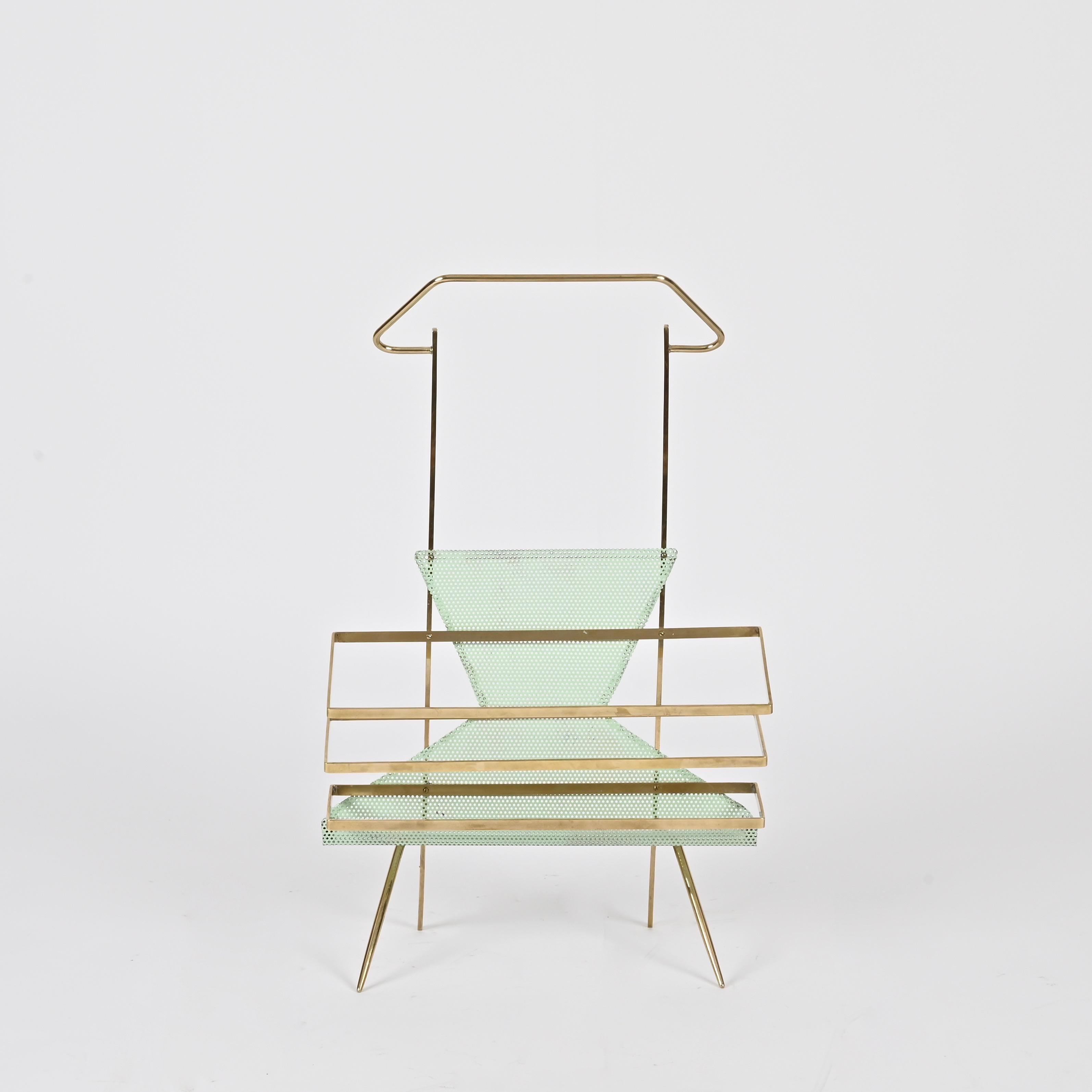 Revistero Cesare Lacca de latón y metal verde perforado, Italia, años 50 en venta 3