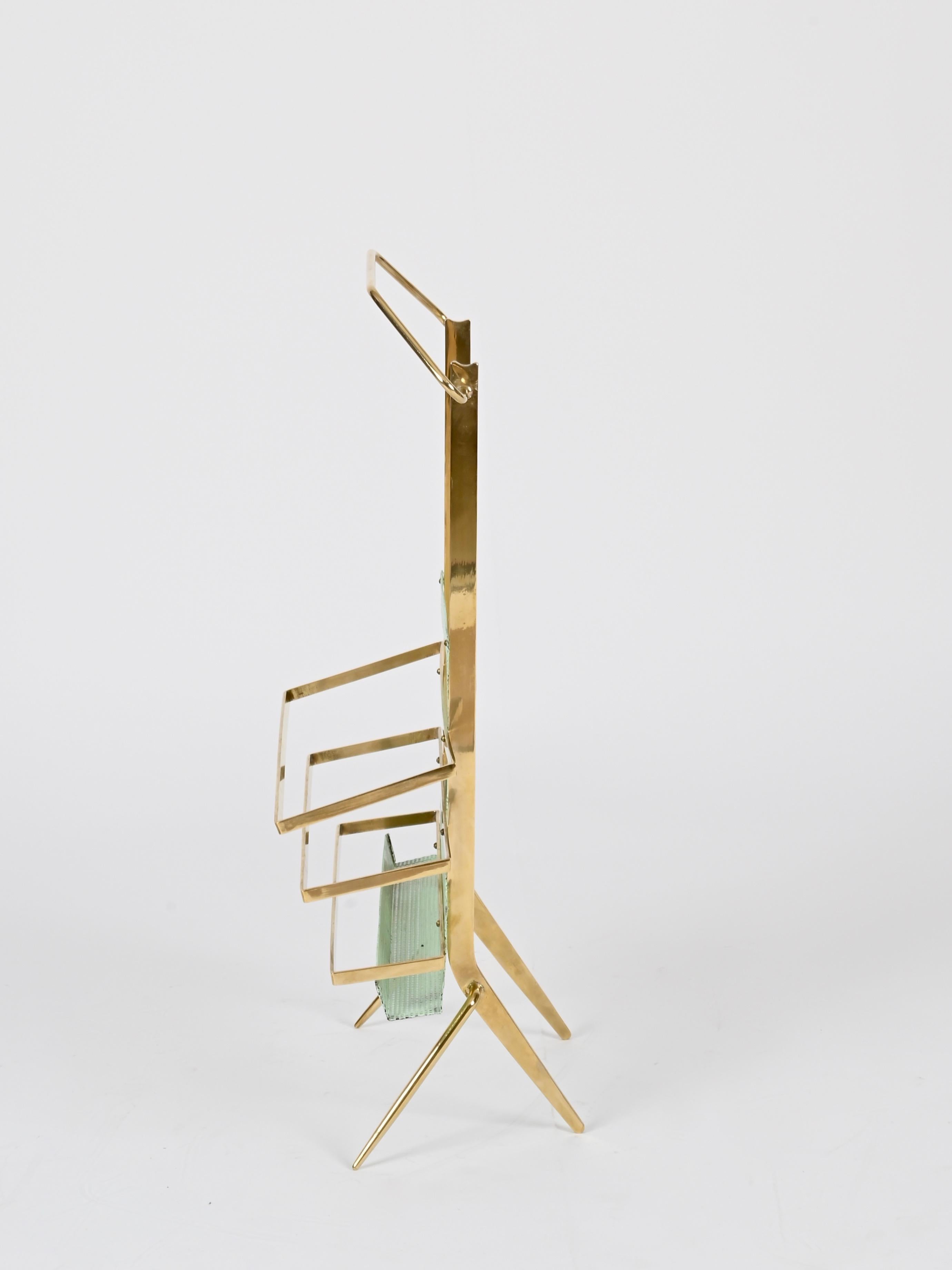 Revistero Cesare Lacca de latón y metal verde perforado, Italia, años 50 en venta 6