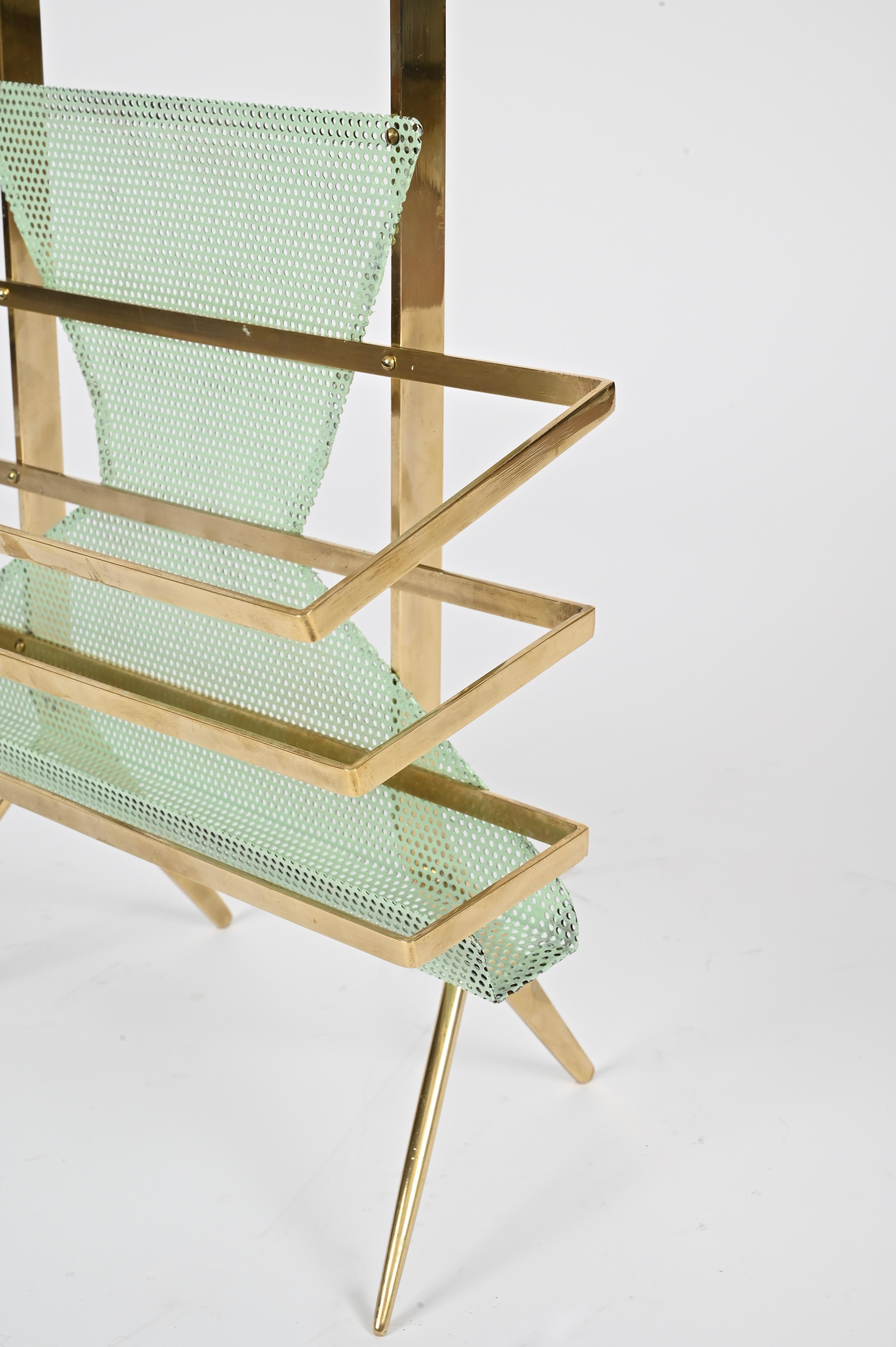 Revistero Cesare Lacca de latón y metal verde perforado, Italia, años 50 en venta 8