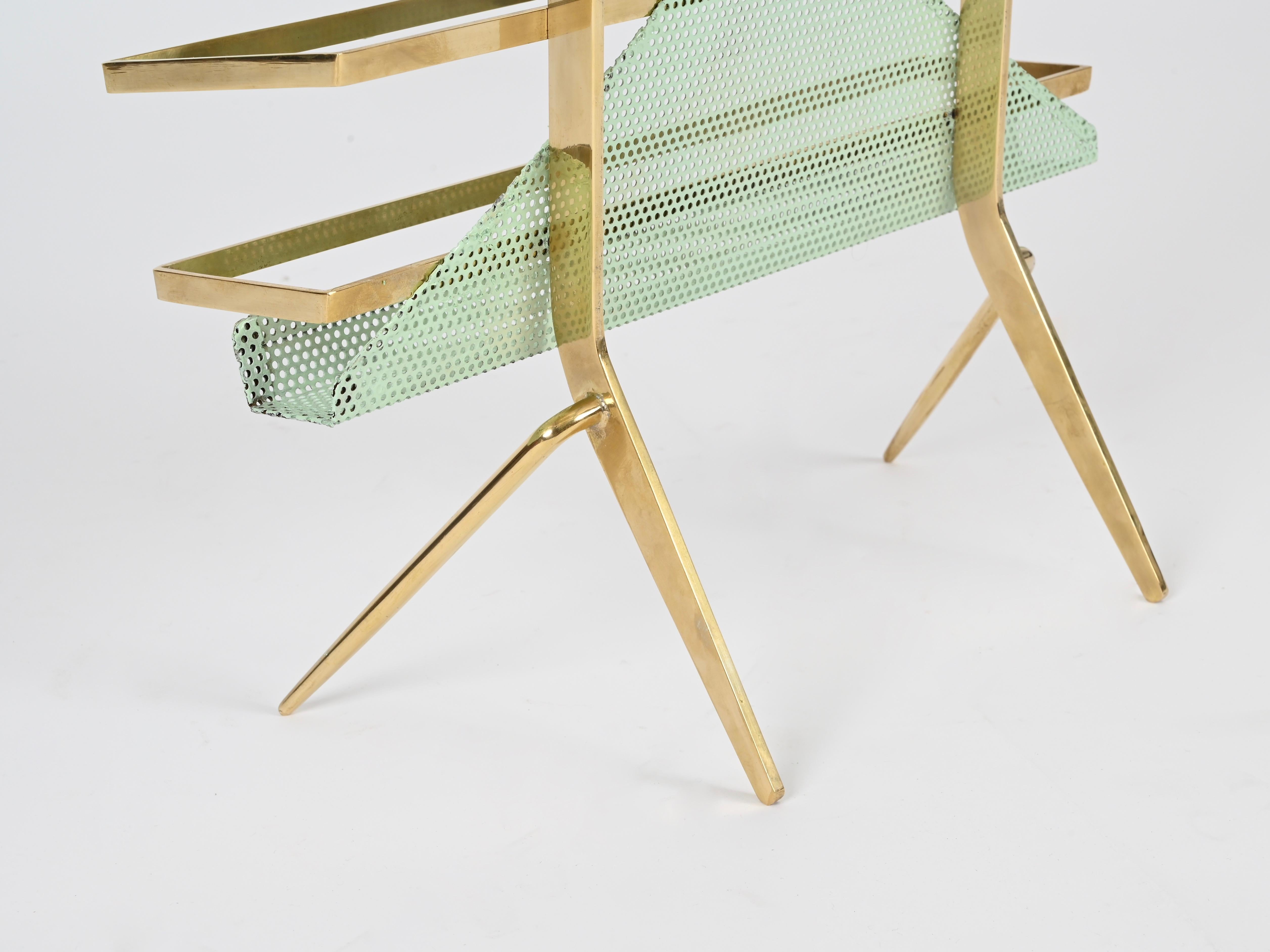 Revistero Cesare Lacca de latón y metal verde perforado, Italia, años 50 en venta 9
