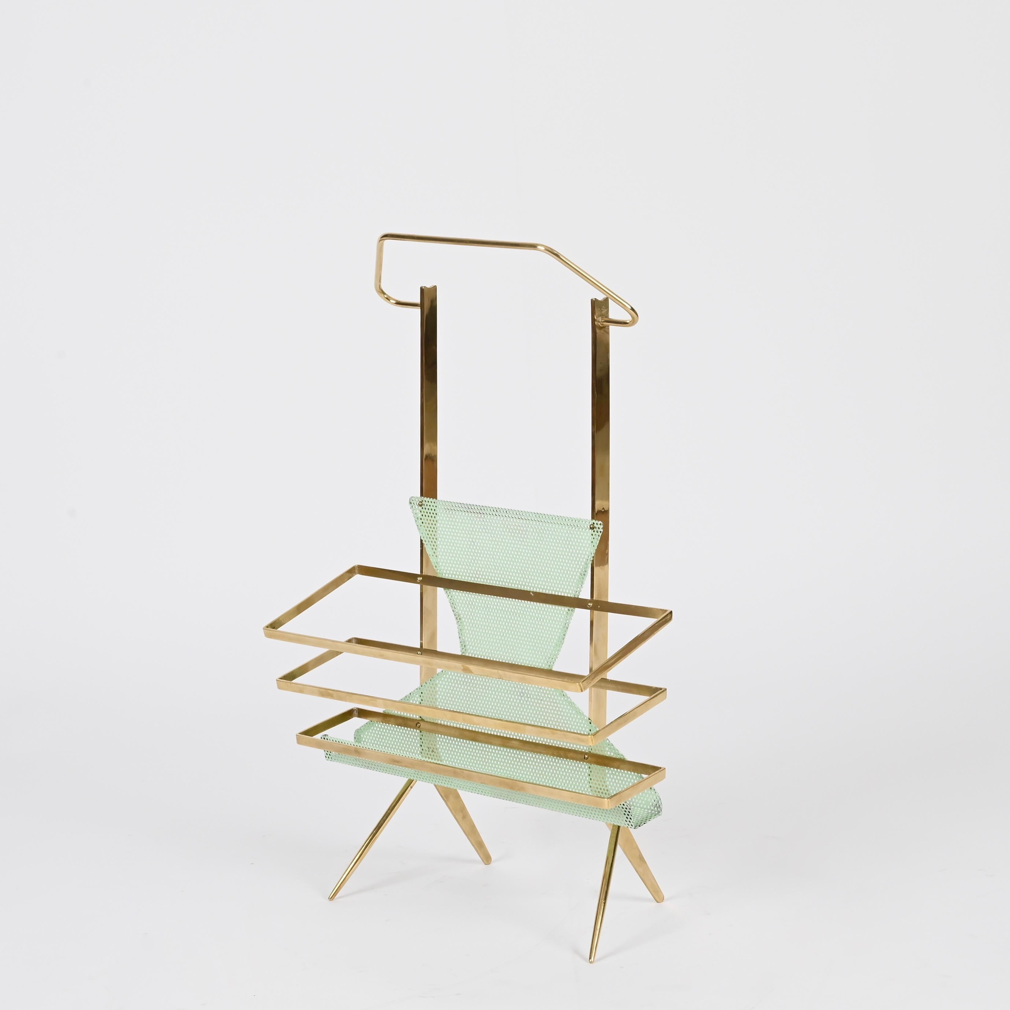 Revistero Cesare Lacca de latón y metal verde perforado, Italia, años 50 Moderno de mediados de siglo en venta