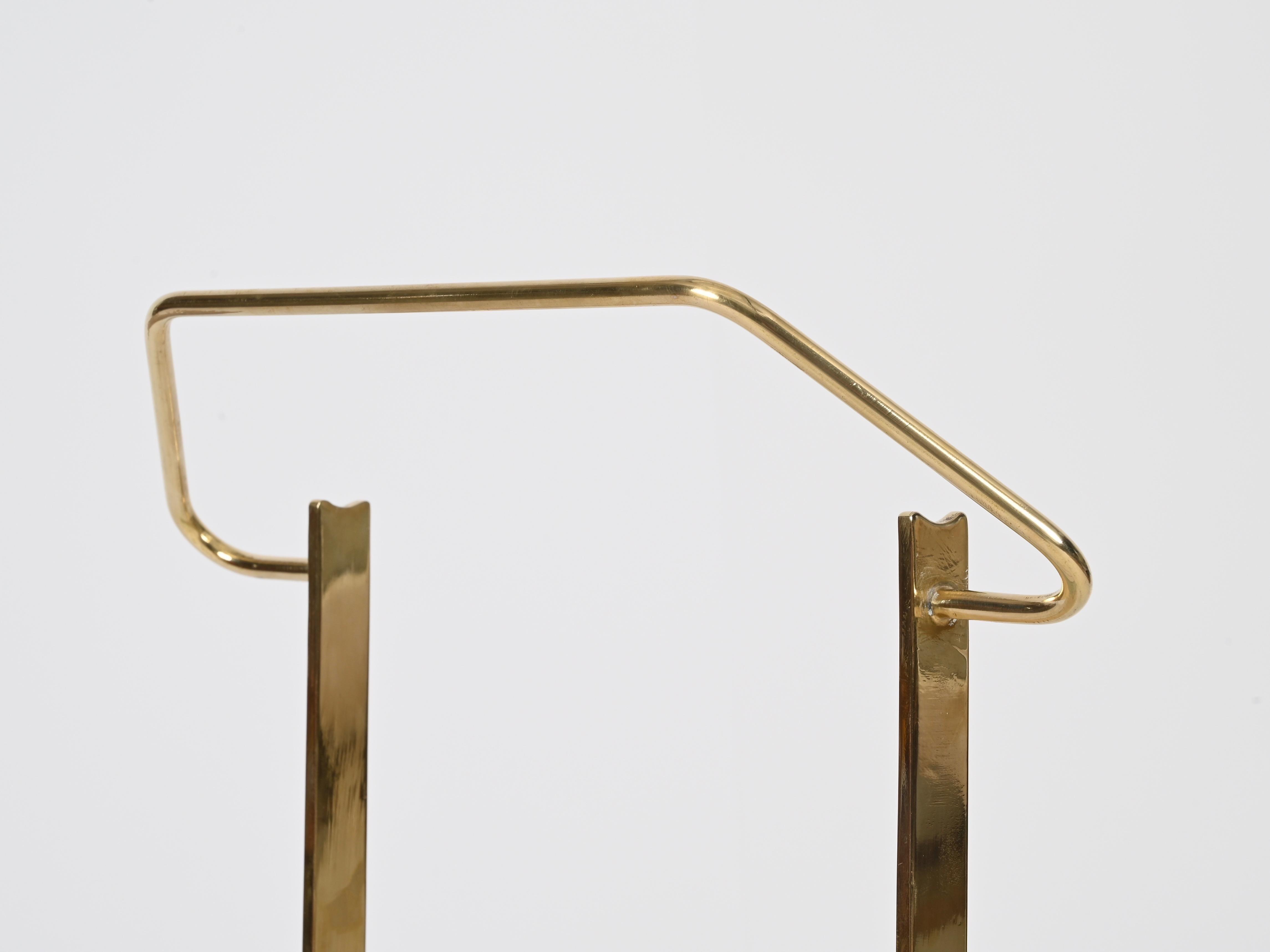 Revistero Cesare Lacca de latón y metal verde perforado, Italia, años 50 Italiano en venta