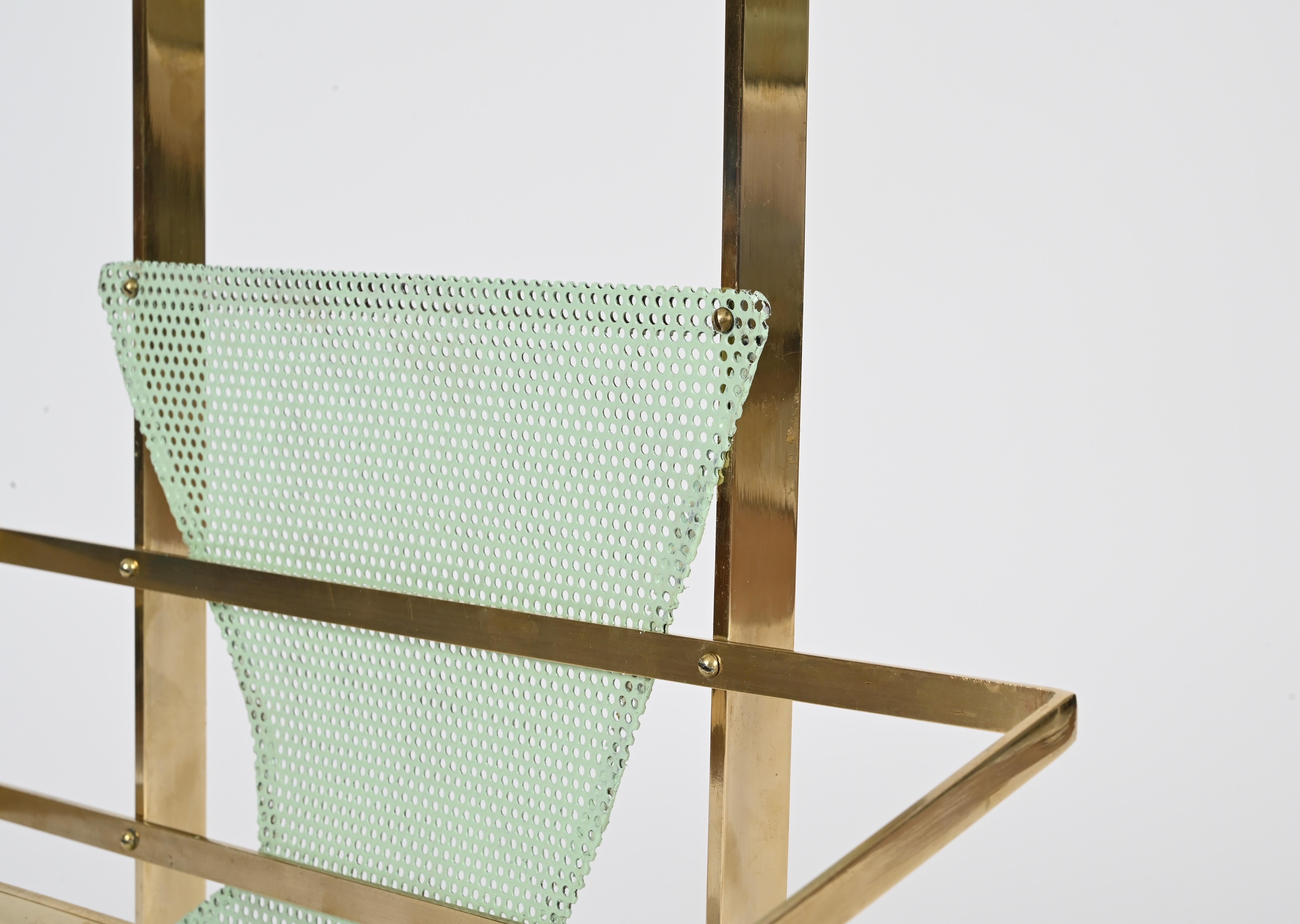 Revistero Cesare Lacca de latón y metal verde perforado, Italia, años 50 Esmaltado en venta