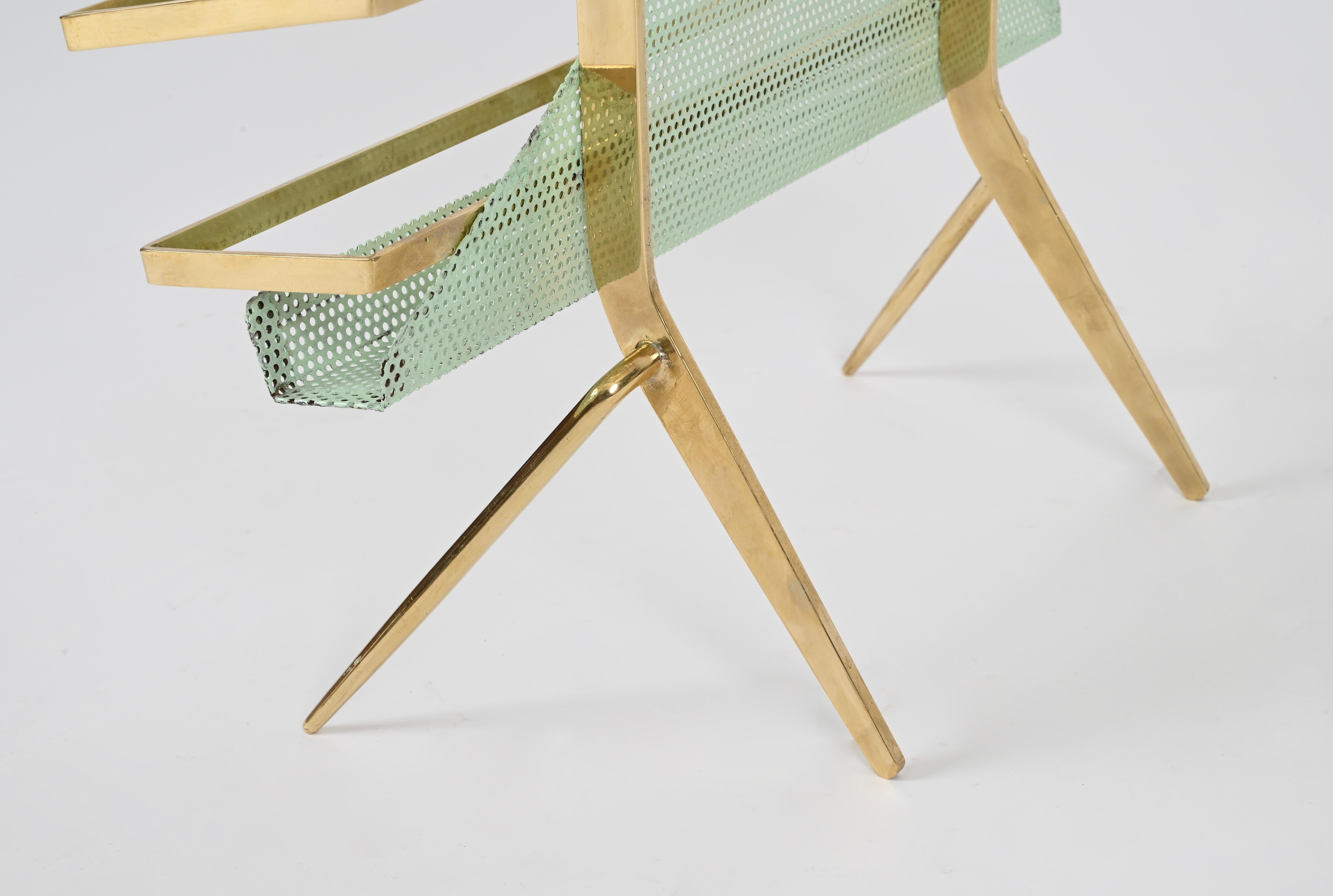 Revistero Cesare Lacca de latón y metal verde perforado, Italia, años 50 mediados del siglo XX en venta