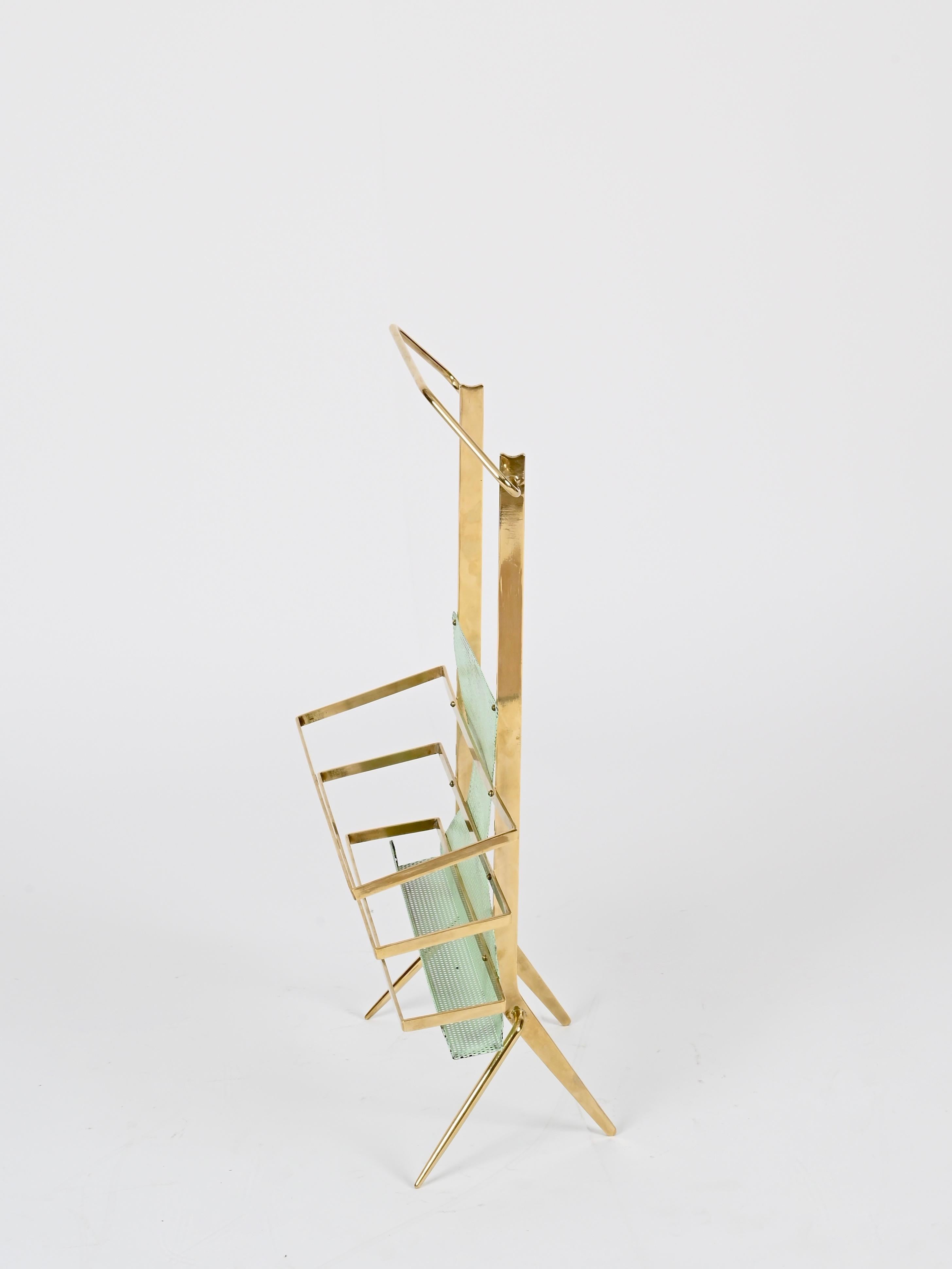 Revistero Cesare Lacca de latón y metal verde perforado, Italia, años 50 Latón en venta