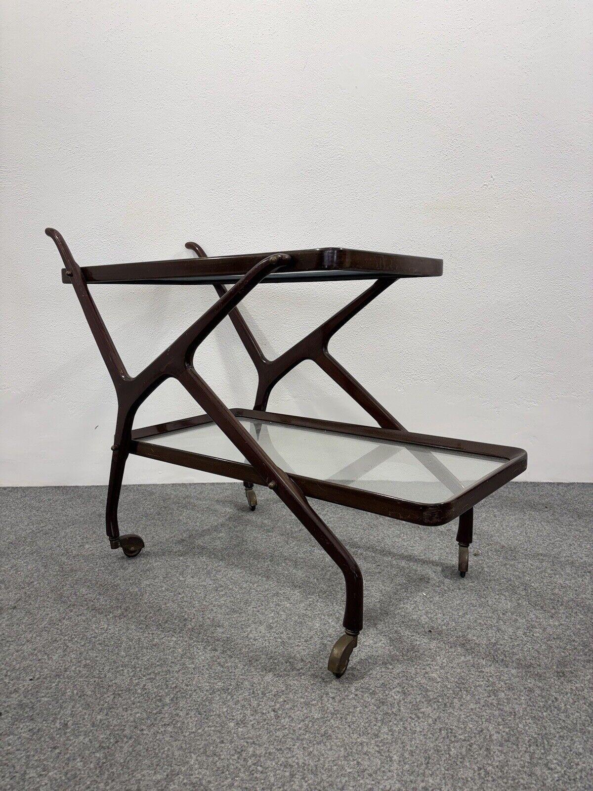 Cesare Lacca Carrello Portavivande doppio ripiano in legno 1950's Mid Century Design.

Struttura in buone condizioni conservative, sono presenti segni del tempo dovuti all'utilizzo e all'età. (Vedi foto)

Altezza 77 cm

Larghezza 100 cm

Profondità