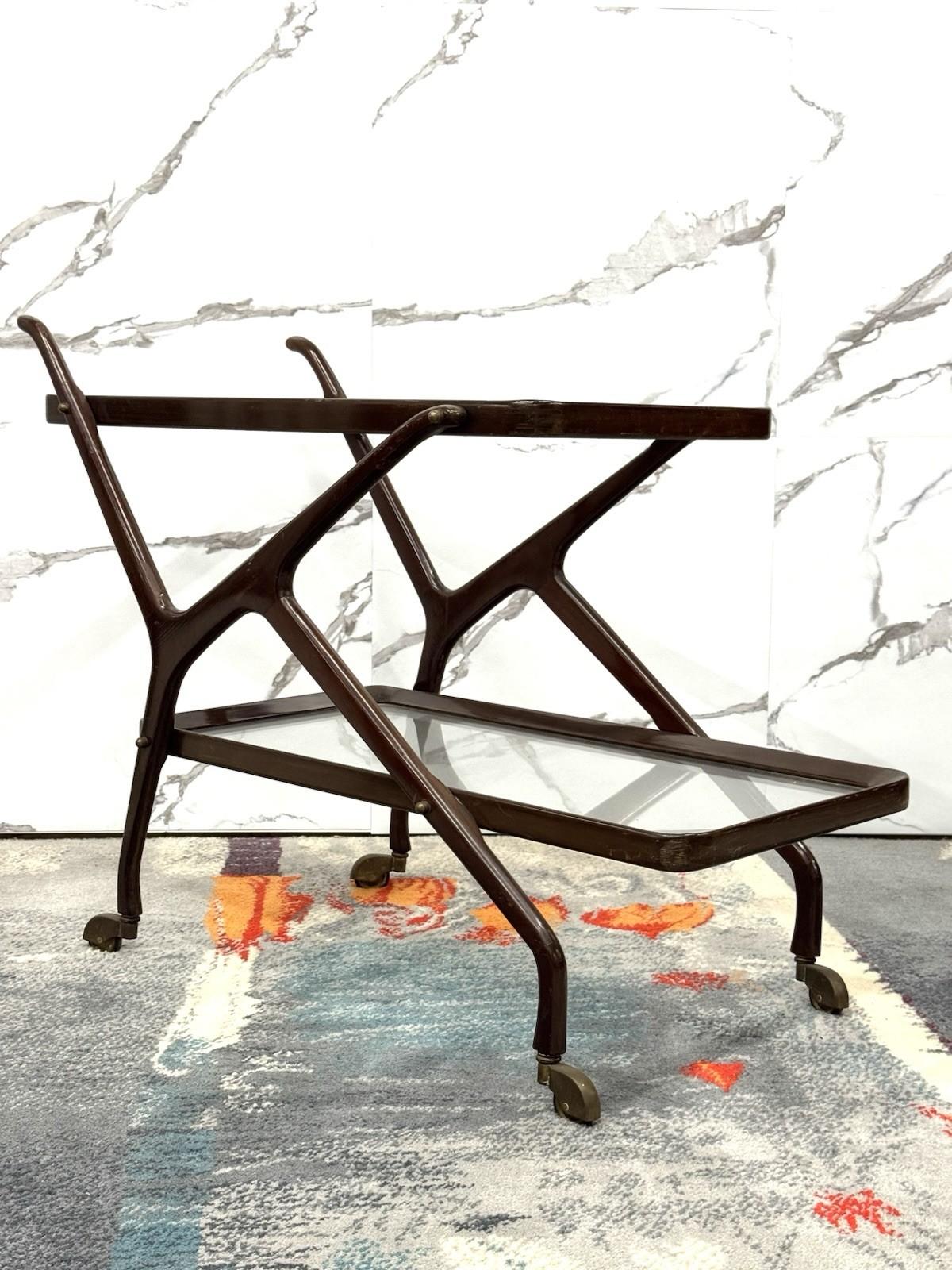 Cesare Lacca Carrello Portavivande doppio ripiano in legno 1950’s Mid Century Design.

Struttura in buone condizioni conservative, sono presenti segni del tempo dovuti all’utilizzo e all’età. (Vedi foto)

Un pezzetto di gomma di una delle ruote è