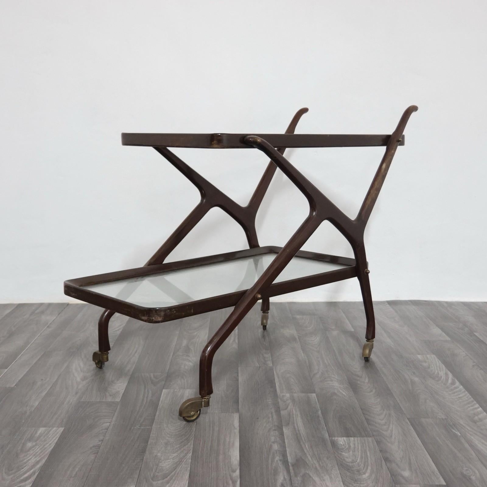 Cesare Lacca Carrello Portavivande doppio ripiano in legno 1950’s Mid Century Design.

Struttura in buone condizioni conservative, sono presenti segni del tempo dovuti all’utilizzo e all’età. (Vedi foto)

Un pezzetto di gomma di una delle ruote è