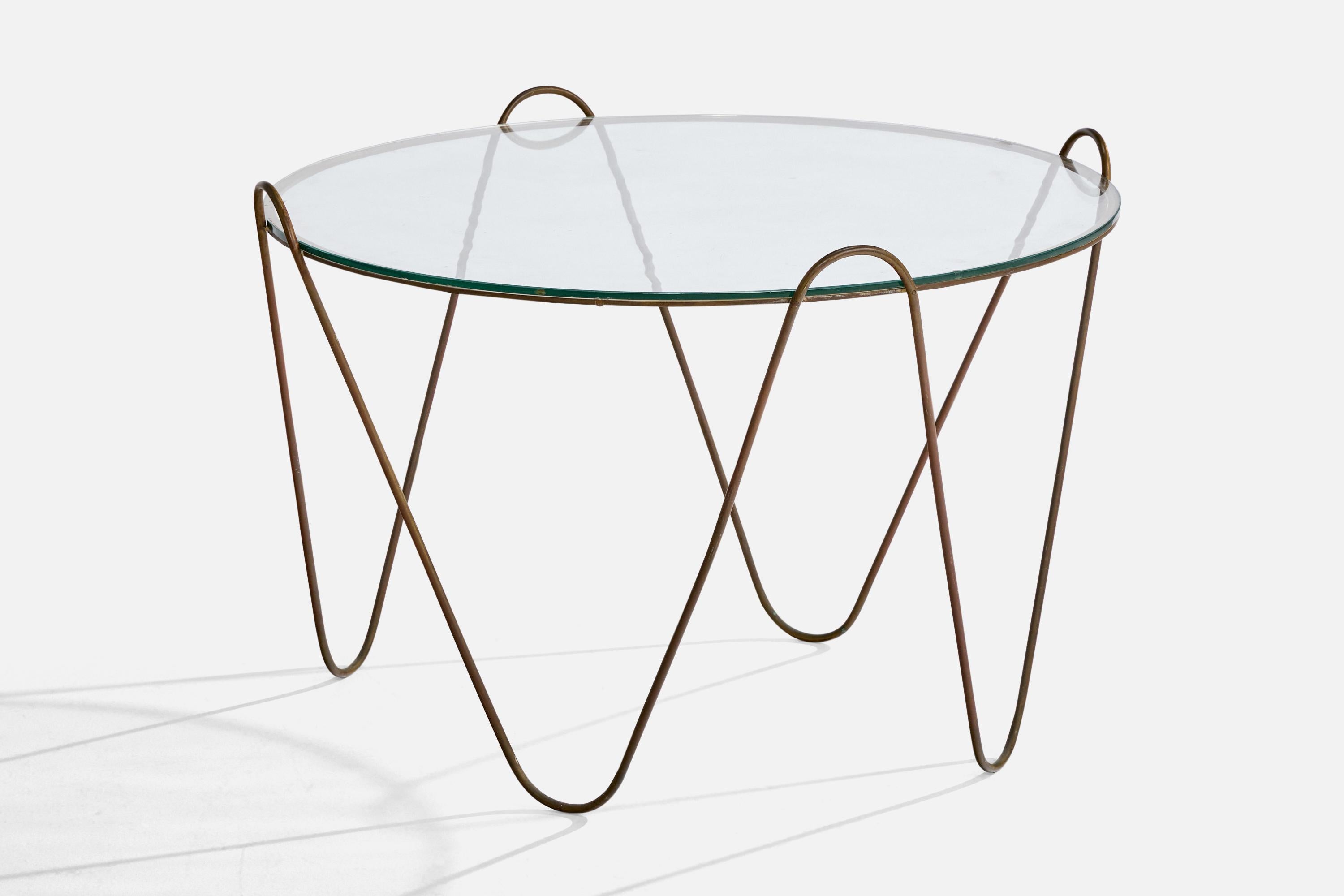 Table basse ou table d'appoint en laiton et verre, conçue et produite par Cesar Lacca, Italie, vers les années 1950.

Dimensions globales (pouces) : 18.7 