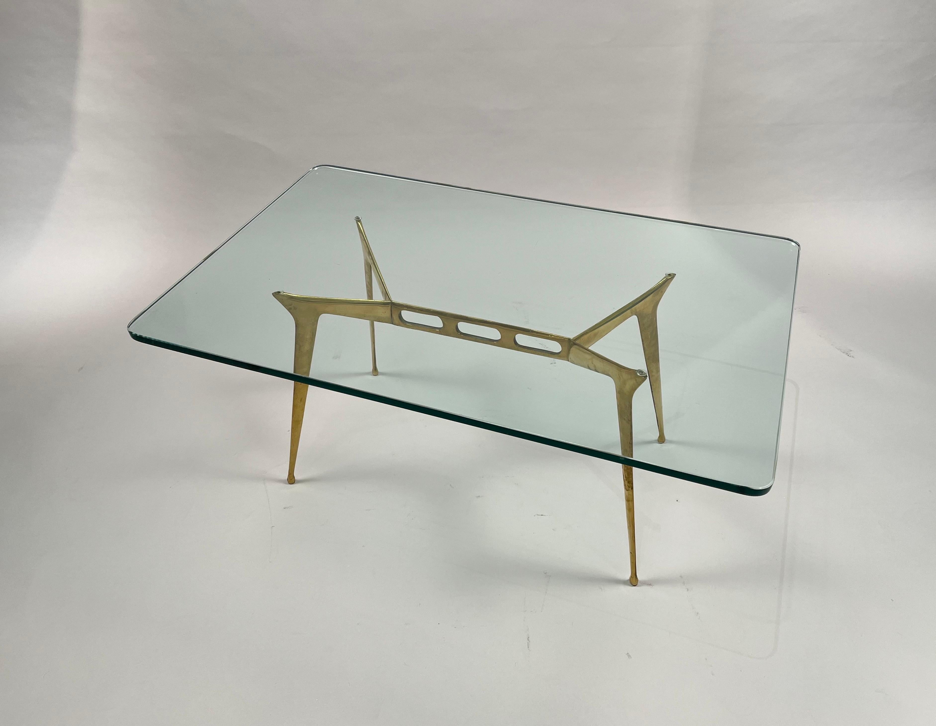 Rare table basse réalisée par Cesar CIRCA pour Fontana Arte, Italie, vers 1950.
Base en laiton doré et plateau rectangulaire en verre.