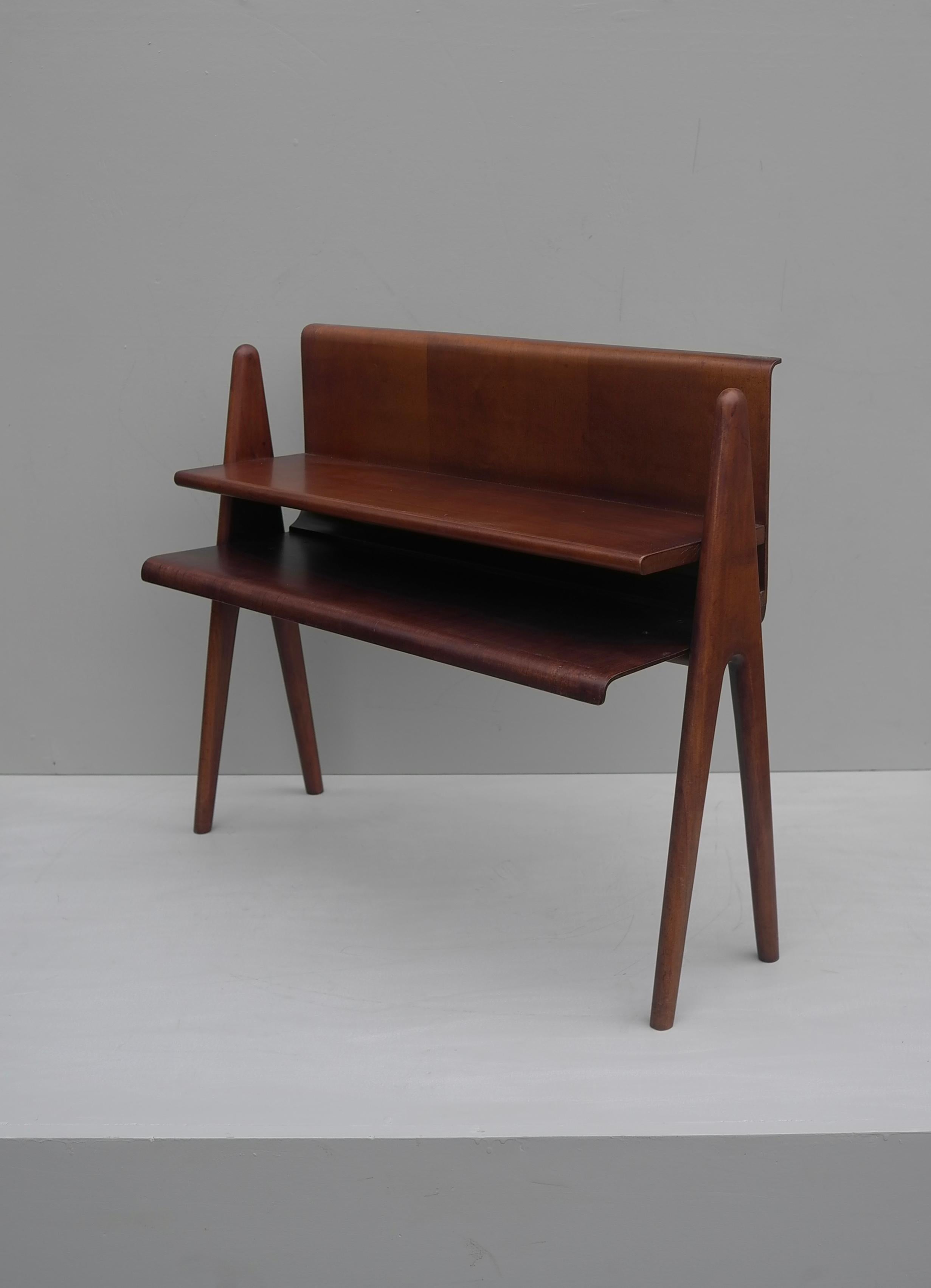 Cesare Lacca curved walnut plywood side table or book stand, Italy, 1950s.