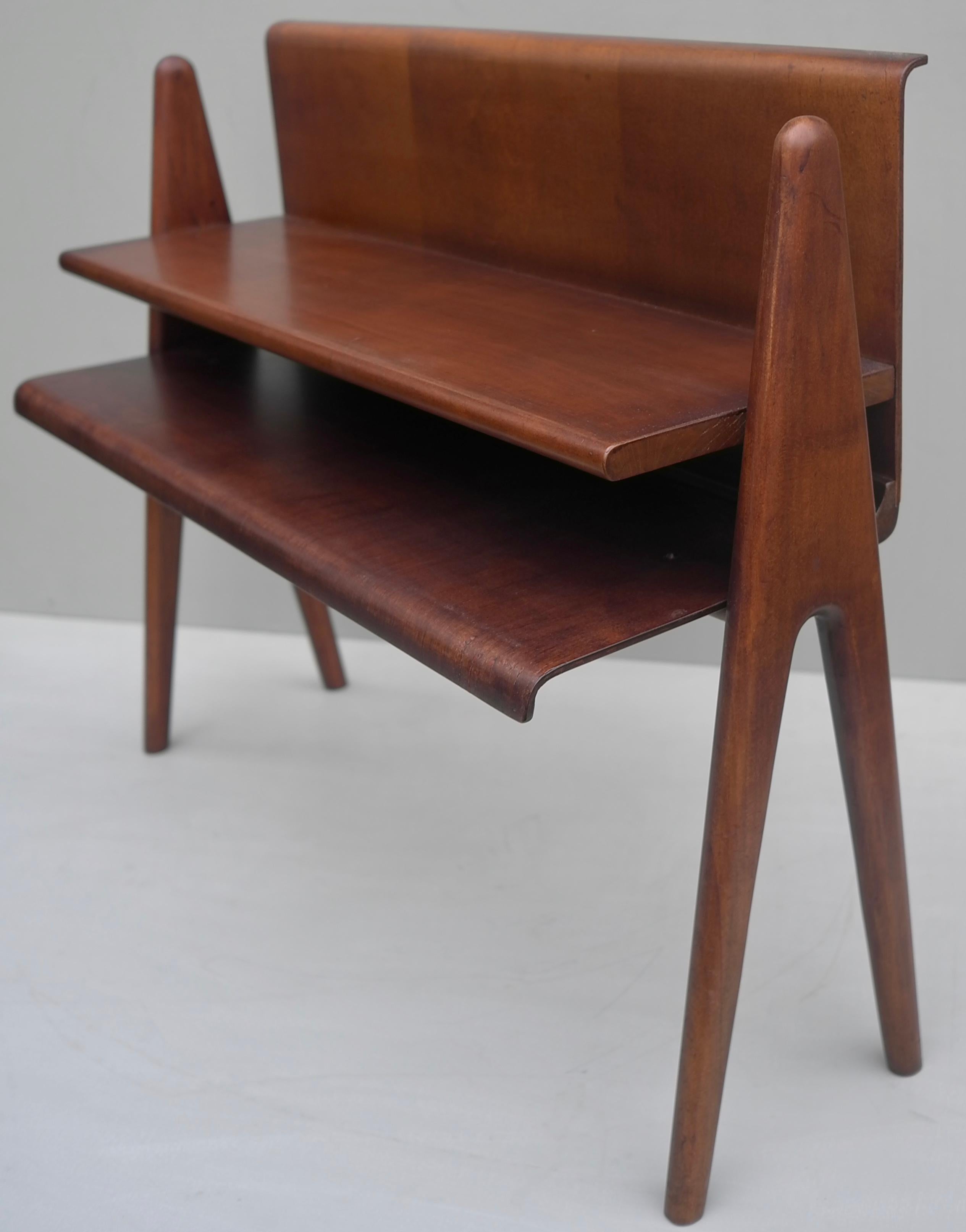 Mid-Century Modern Cesare Lacca Curved Walnut Plywood Side Table or Book Stand, Italy, 1950s For Sale