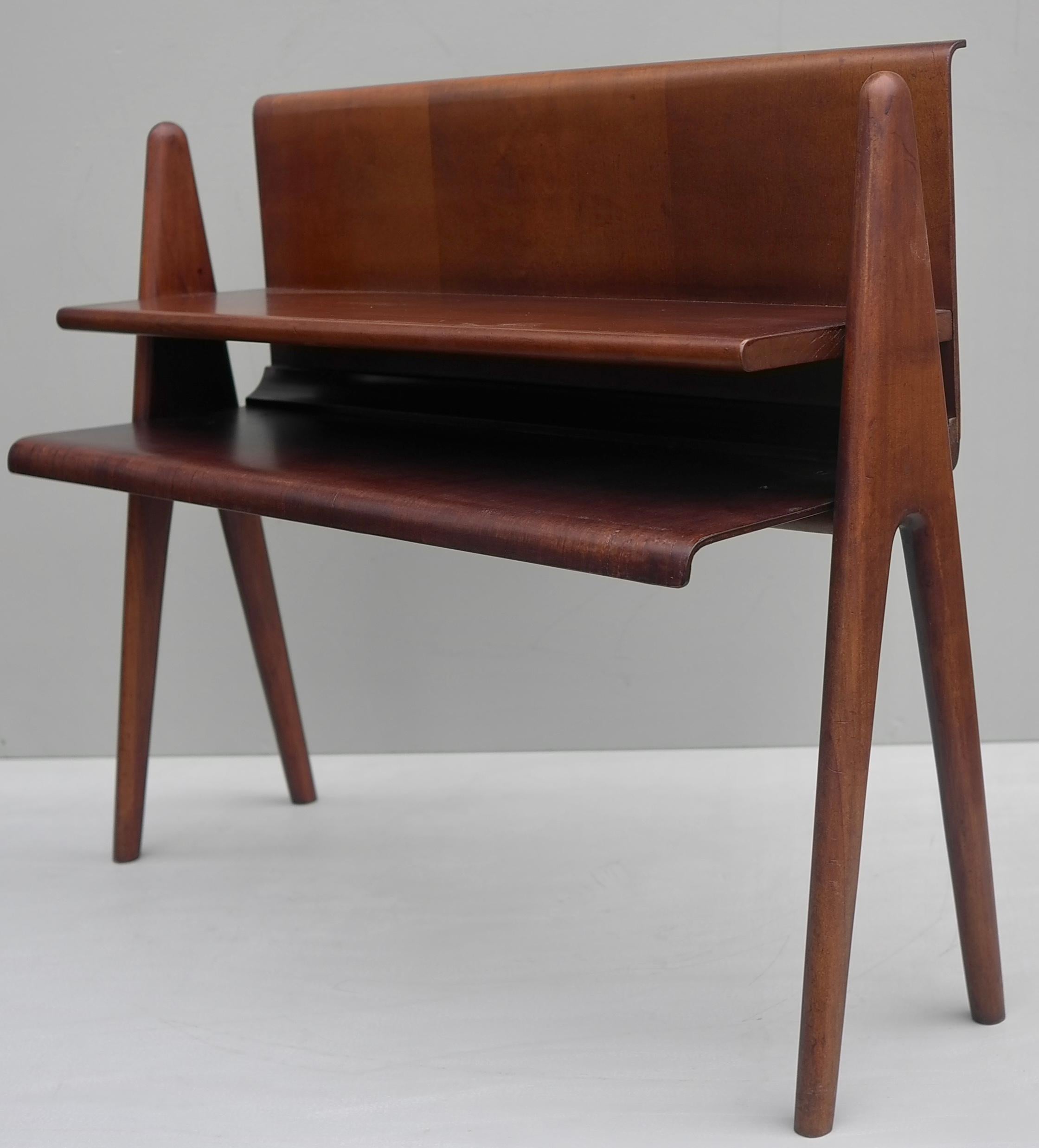 Cesare Lacca Curved Walnut Plywood Side Table or Book Stand, Italy, 1950s In Good Condition For Sale In Den Haag, NL