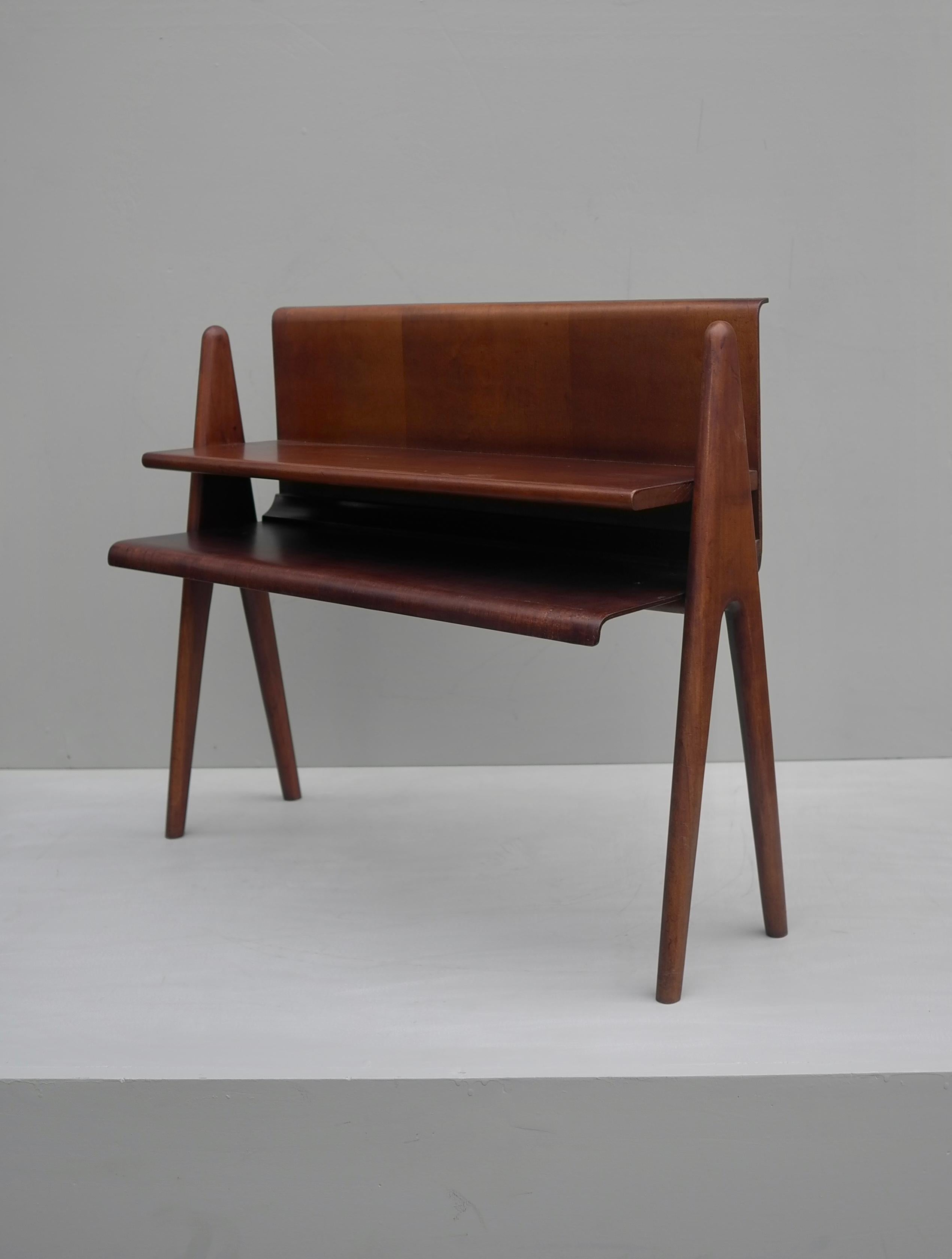 Mid-20th Century Cesare Lacca Curved Walnut Plywood Side Table or Book Stand, Italy, 1950s For Sale