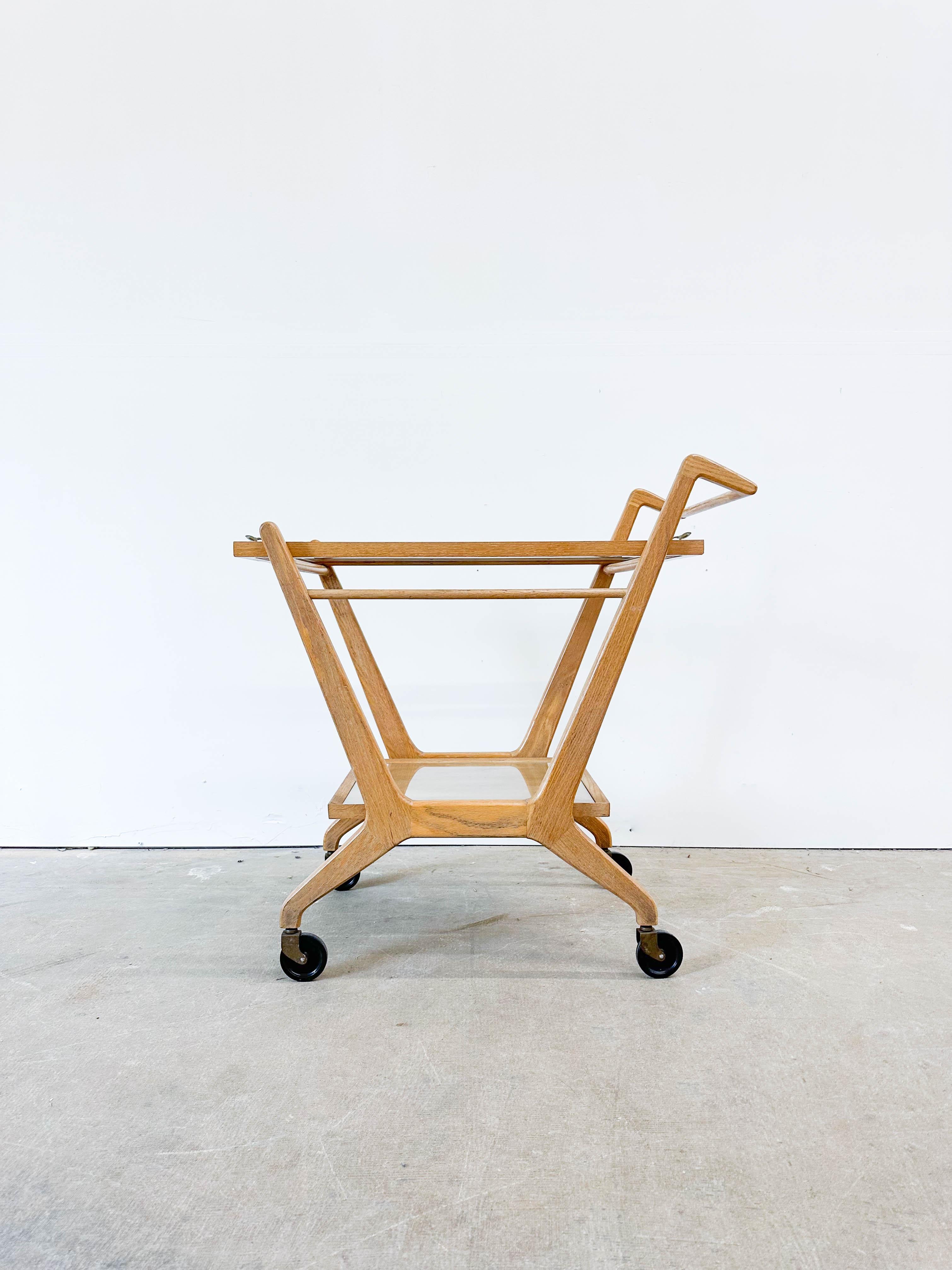 Stylish Italian oak bar or tea cart by Cesare Lacca for Cassina. This practical and beautiful cart reflects the Italian design aesthetic of the 50s with traditional forms being translated into more organic and abstract ones. In very good original