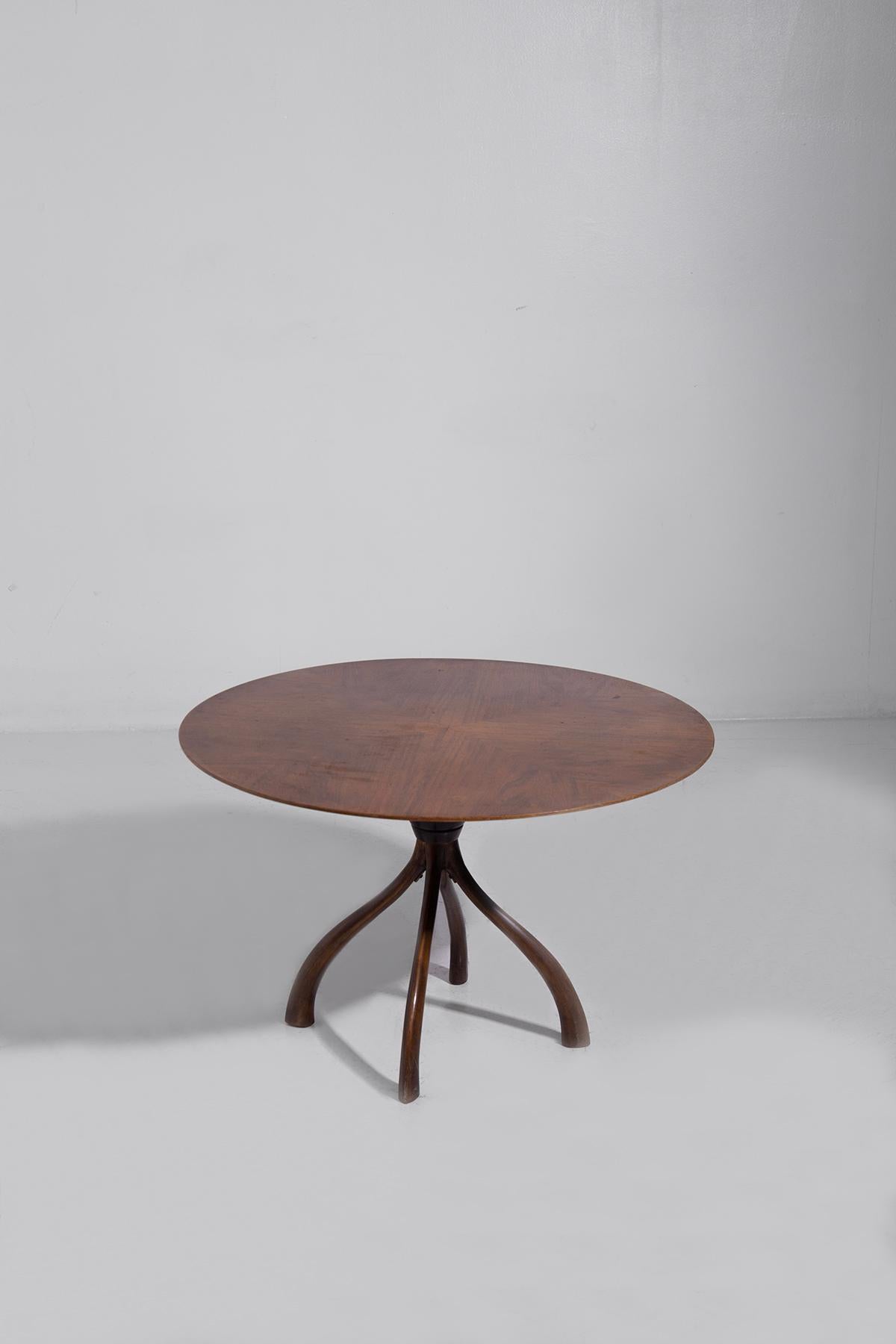 Découvrez l'élégance intemporelle des années 1950 avec cette table basse classique conçue par le célèbre artisan italien Cesare Lacca. Réalisée avec une attention méticuleuse aux détails, cette pièce exquise est un véritable témoignage du design