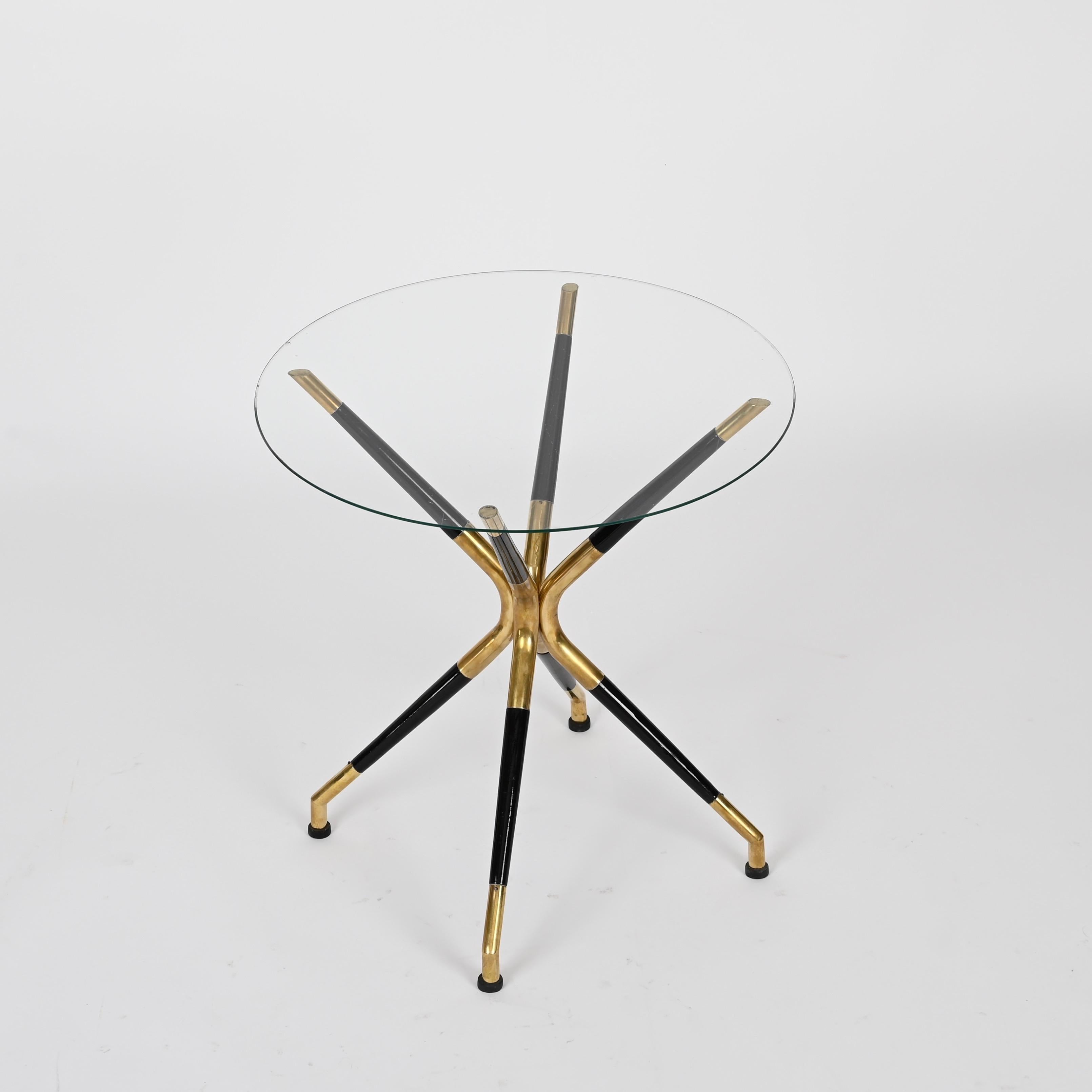 Cesare Lacca Italian Mid-Century Brass and Lacquered Wood Round Side Table 1950s In Good Condition For Sale In Roma, IT