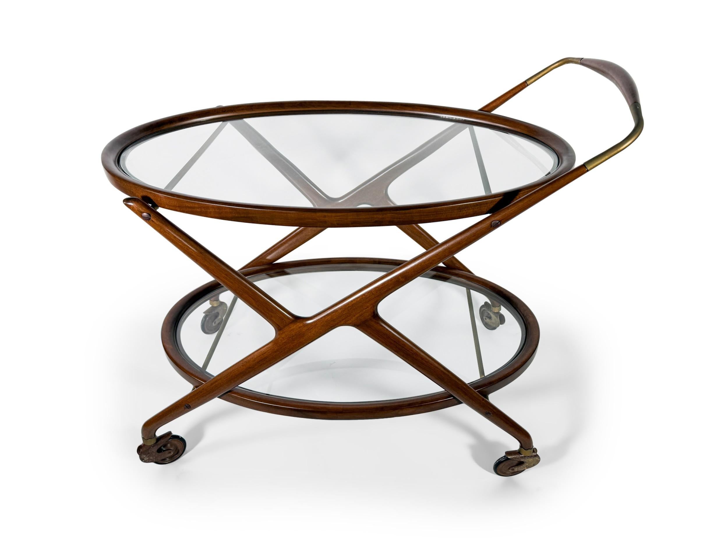 Cesare Lacca Carro de servicio italiano de mediados de siglo, ovalado, de teca oscurecida y latón Italiano en venta