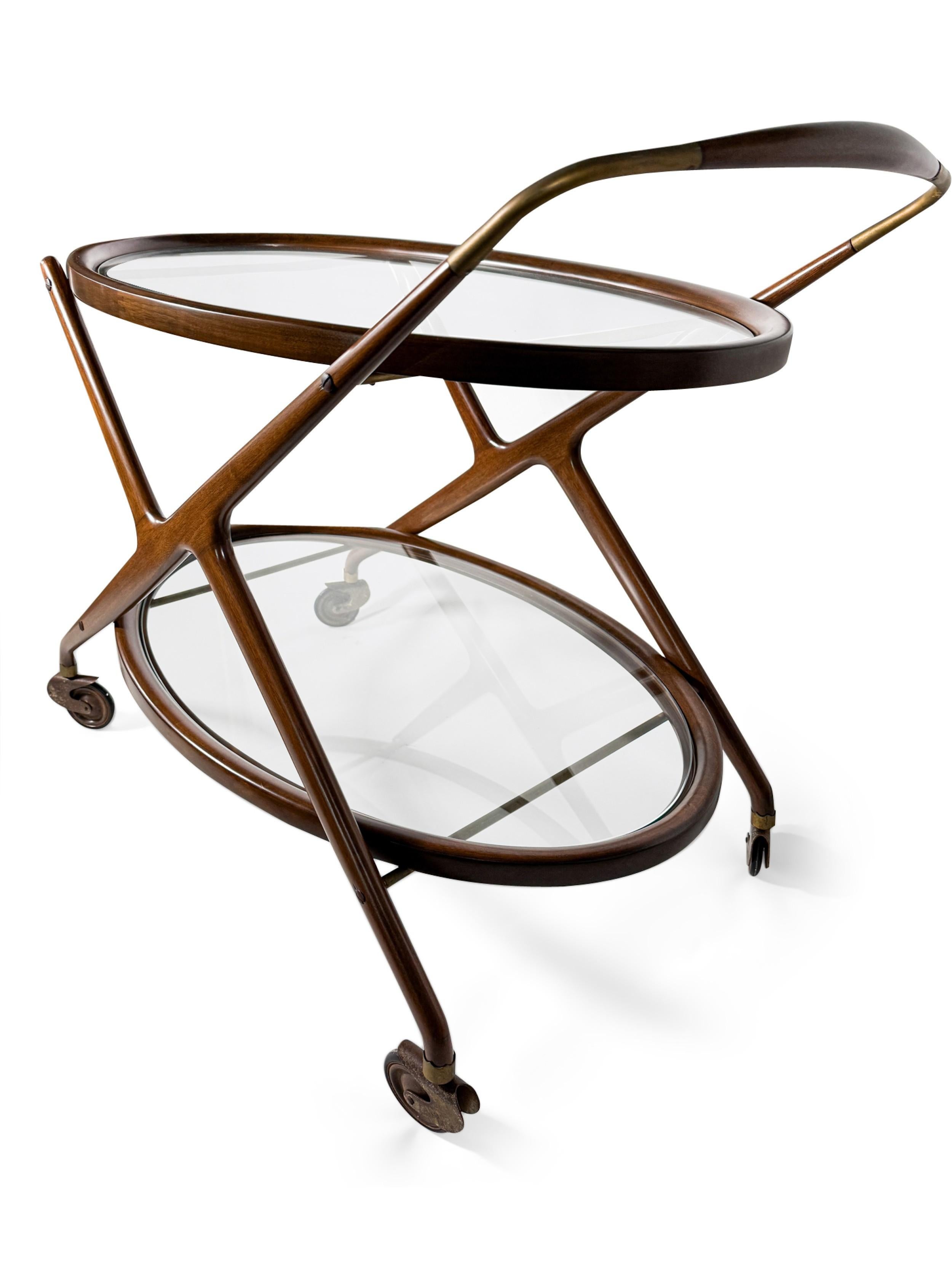 Cesare Lacca Carro de servicio italiano de mediados de siglo, ovalado, de teca oscurecida y latón Vaciado en venta