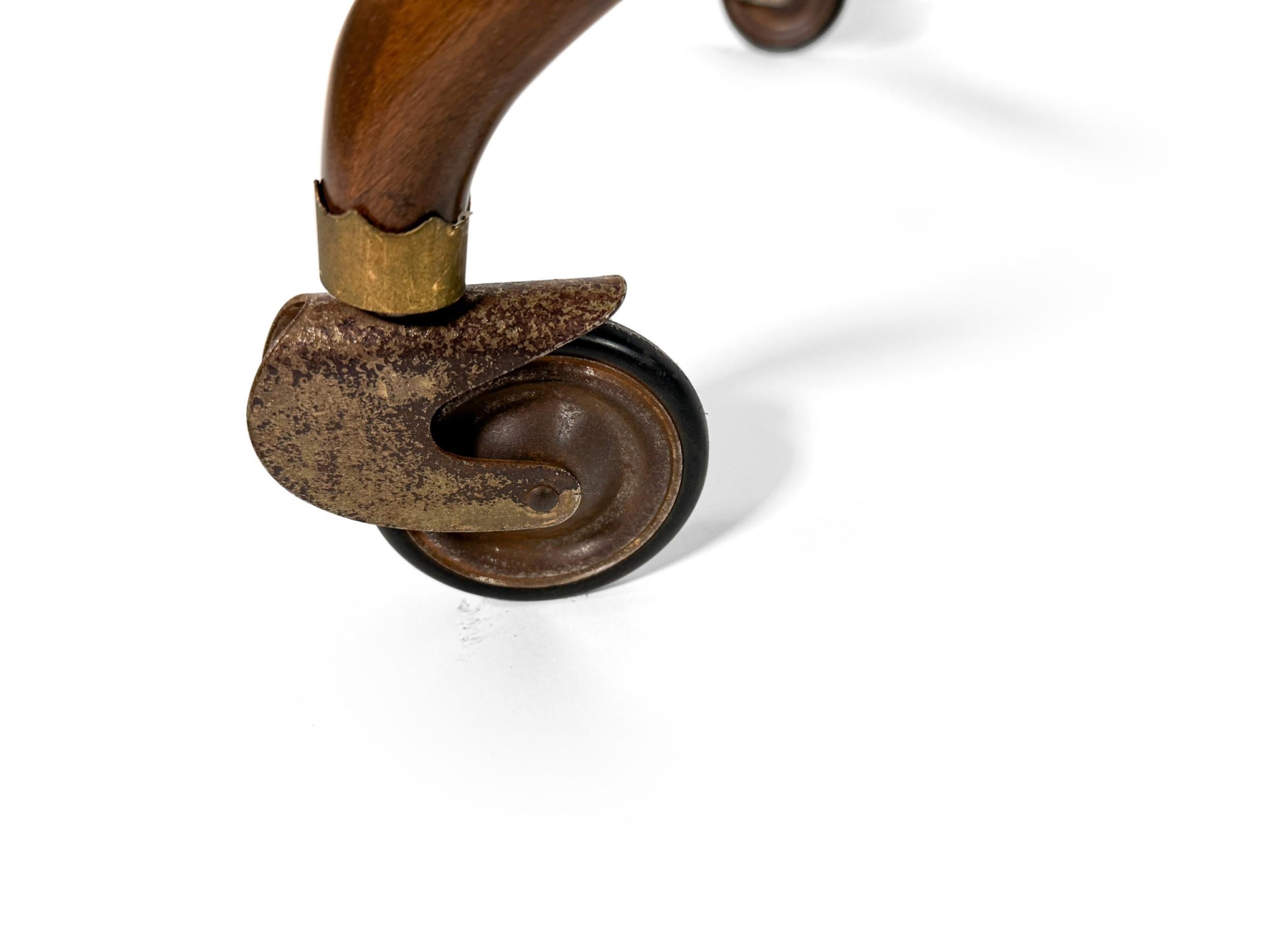 Cesare Lacca Carro de servicio italiano de mediados de siglo, ovalado, de teca oscurecida y latón siglo XX en venta