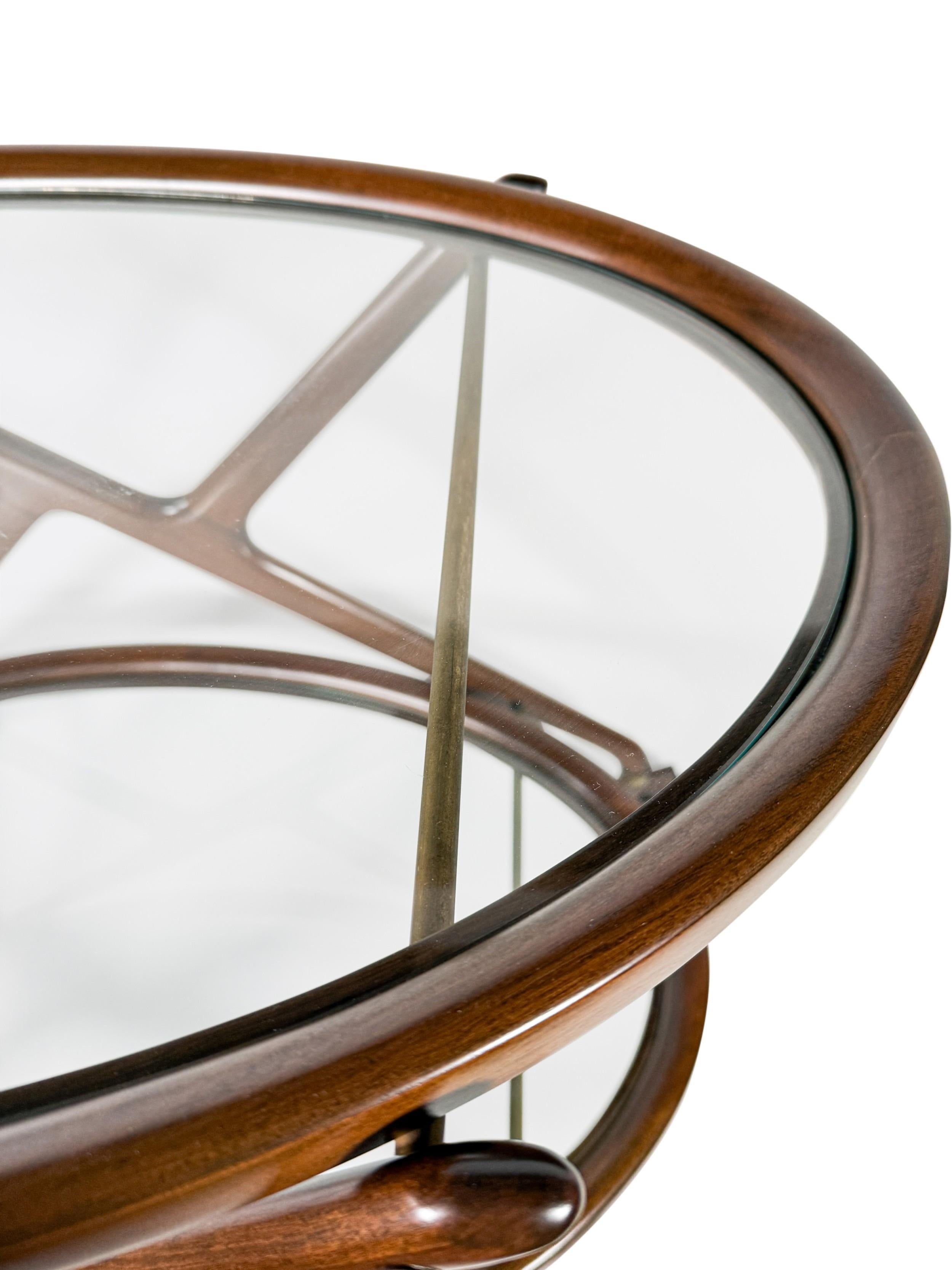 Cesare Lacca Carro de servicio italiano de mediados de siglo, ovalado, de teca oscurecida y latón Latón en venta