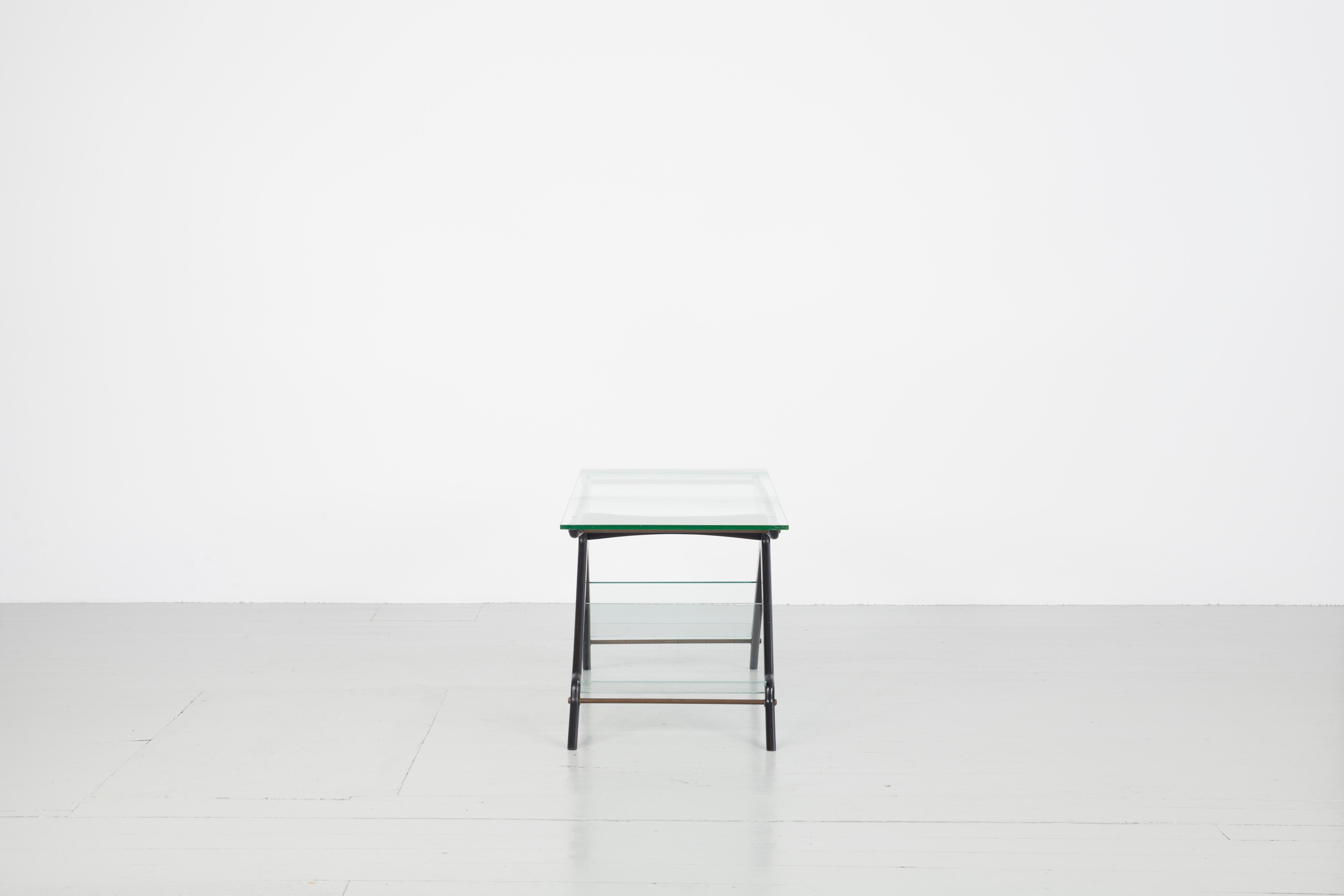 Mid-Century Modern Table d'appoint italienne du milieu du siècle dernier de Cesare Lacca, bois laqué et verre, 1950 en vente