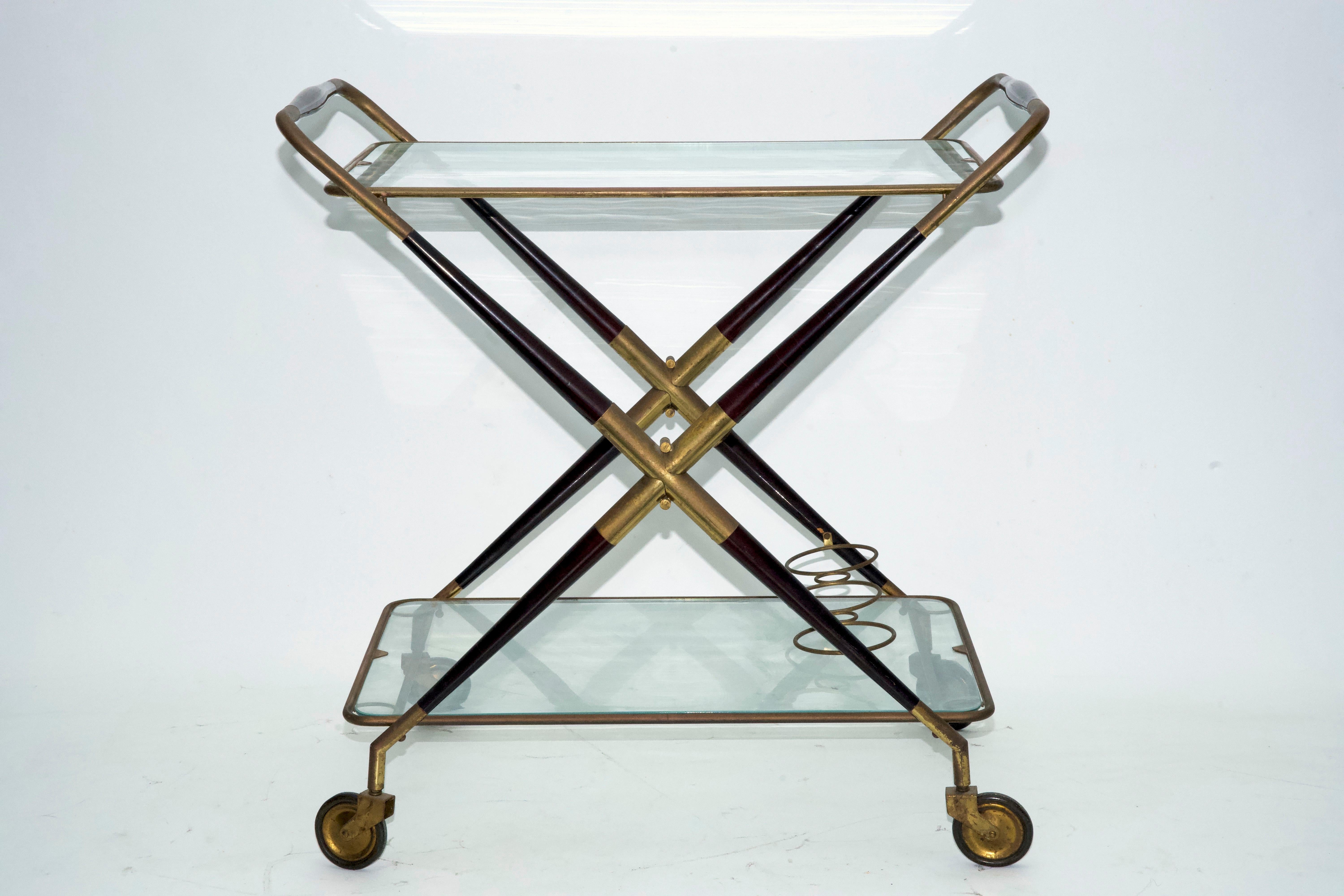 Elegant chariot de bar du milieu du siècle, conçu par Cesar Lacca et produit en Italie dans les années 1950. Cette pièce emblématique présente une combinaison magistrale de matériaux, avec un cadre en bois massif, des détails en laiton gracieusement