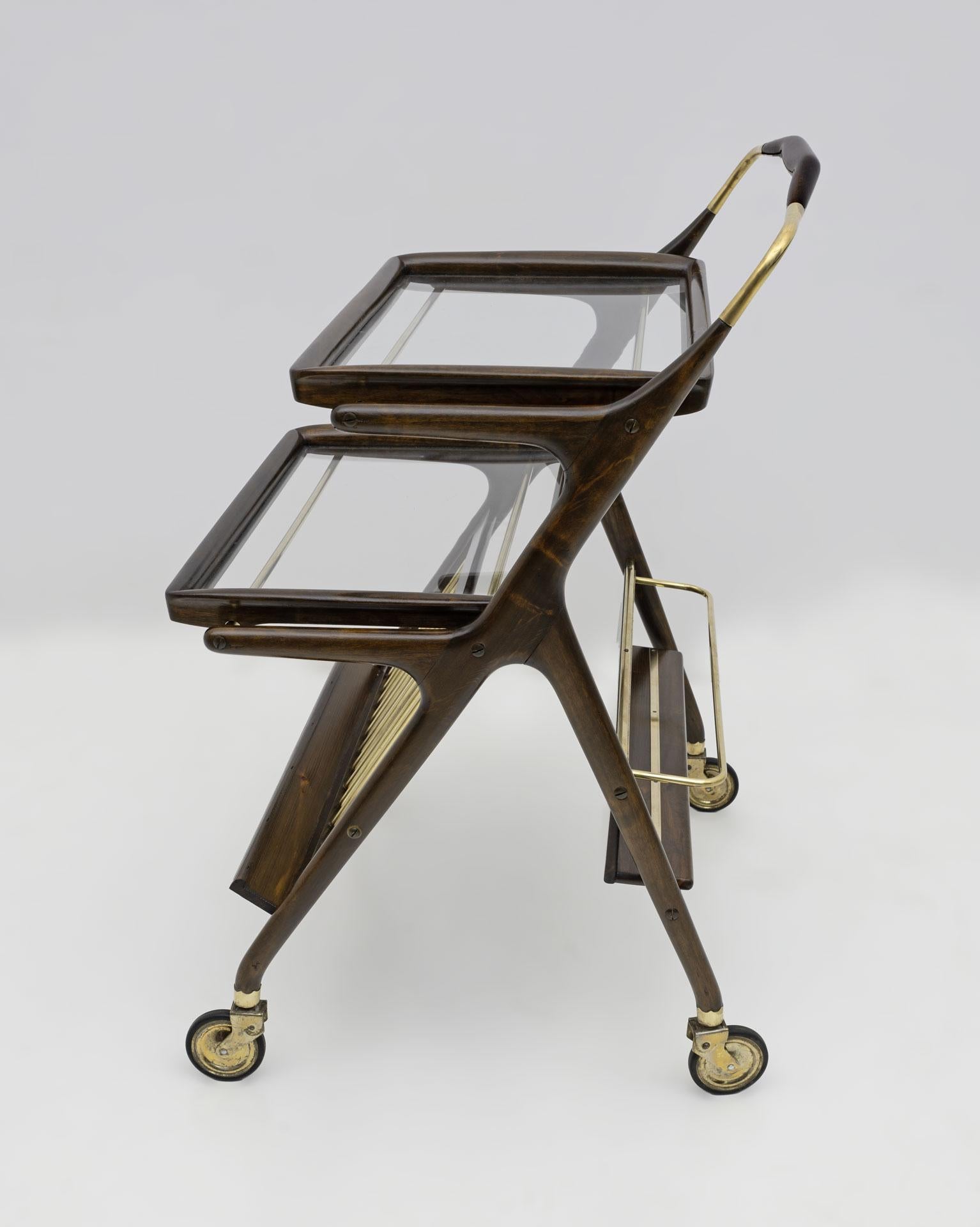 Cesare Lacca Mid-Century Modern Italian Walnut and Brass Bar Cart by Cassina 50s (Moderne der Mitte des Jahrhunderts) im Angebot