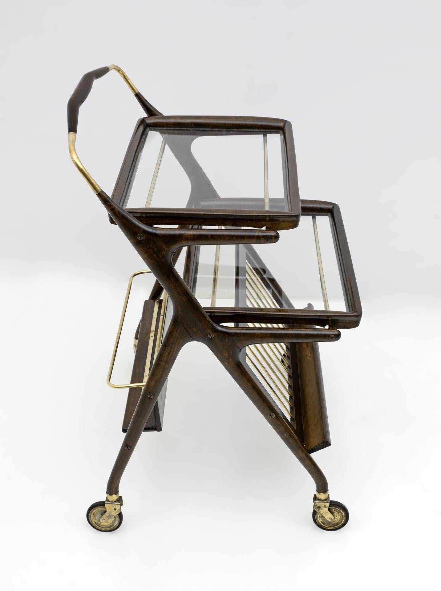 Cesare Lacca Mid-Century Modern Italian Walnut and Brass Bar Cart by Cassina 50s (Mitte des 20. Jahrhunderts) im Angebot