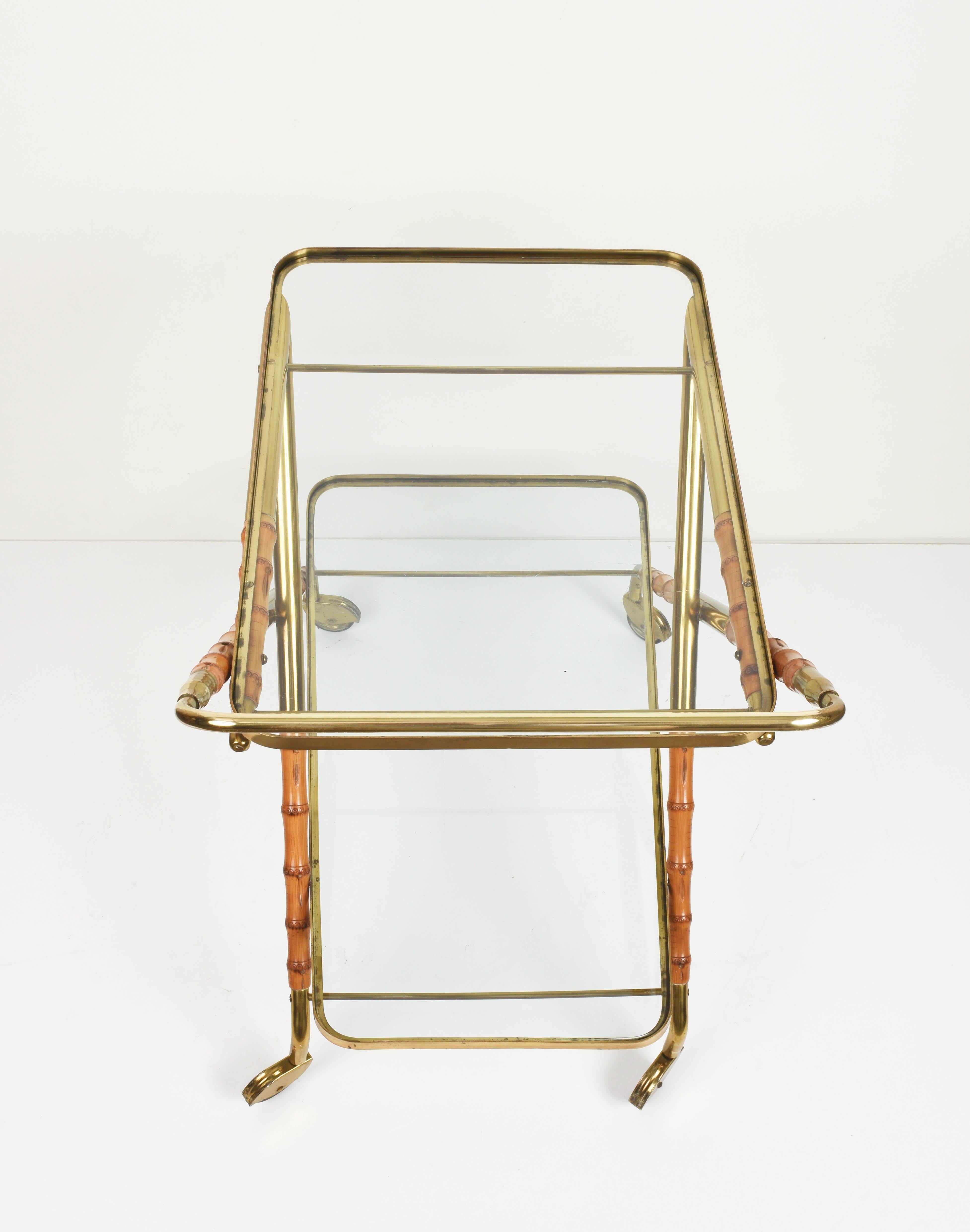 Cesare Lacca Midcentury Bamboo and Brass Italian Bar Cart Glass Shelves, 1950s In Good Condition In Roma, IT