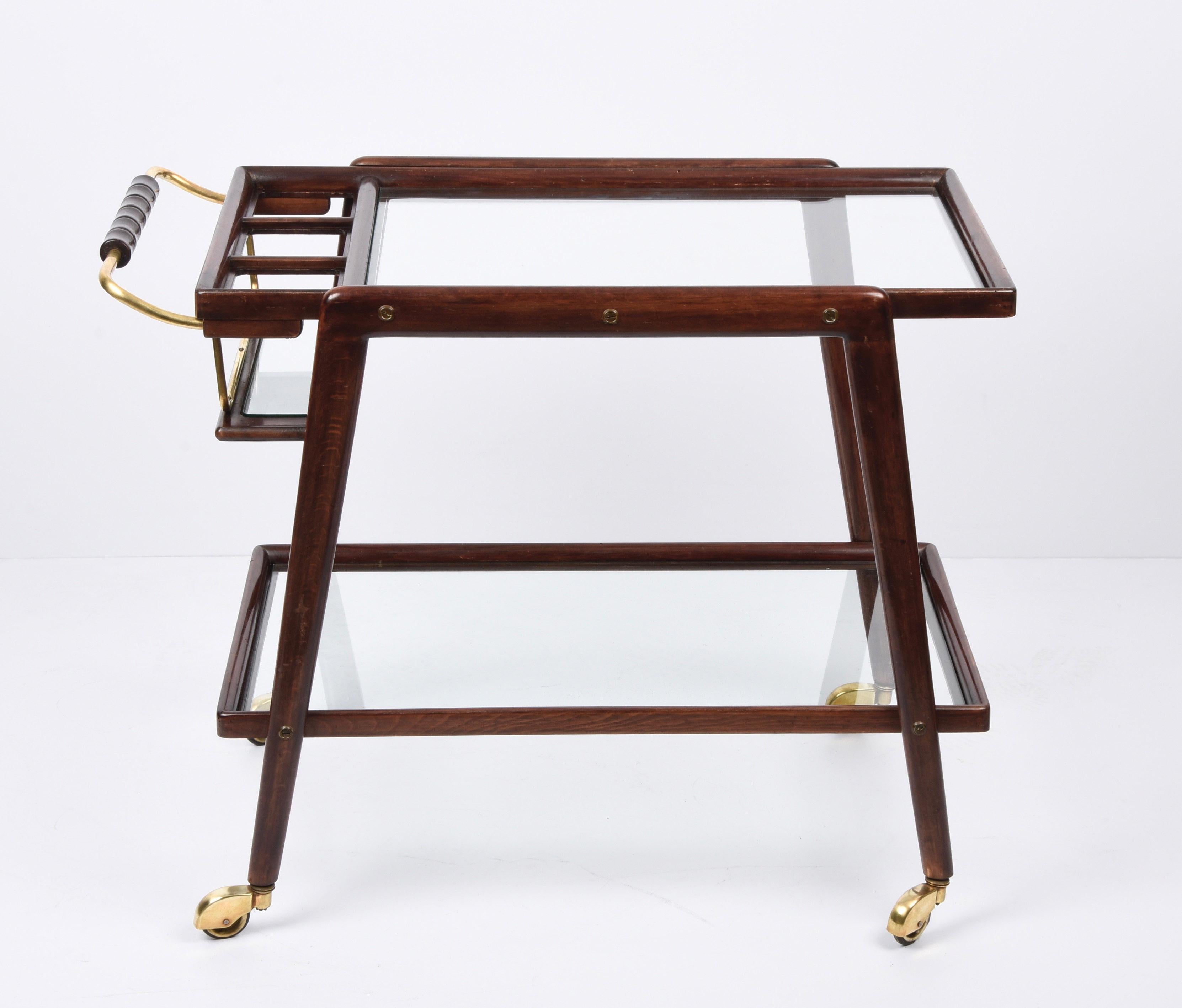 Amazing midcentury Italian beechwood bar cart with brass finishes. This trolley was designed by Cesare Lacca in Italy during the 1950s.

This wonderful piece has two shelves, with a solid beech frame with its original crystal shelves. The top