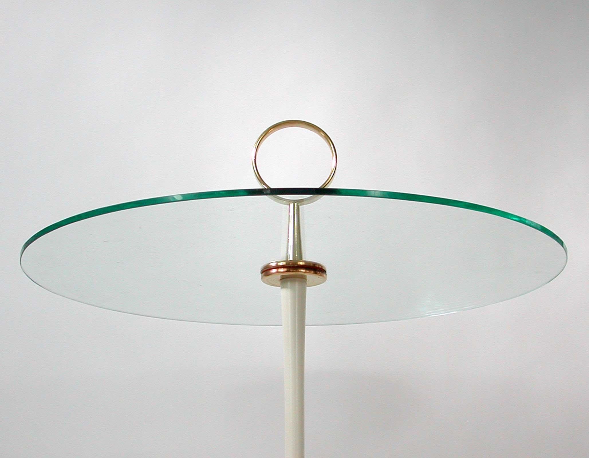 Cesare Lacca Midcentury Brass and Clear Glass Tripod Side Table, Italy, 1950s In Good Condition For Sale In NUEMBRECHT, NRW