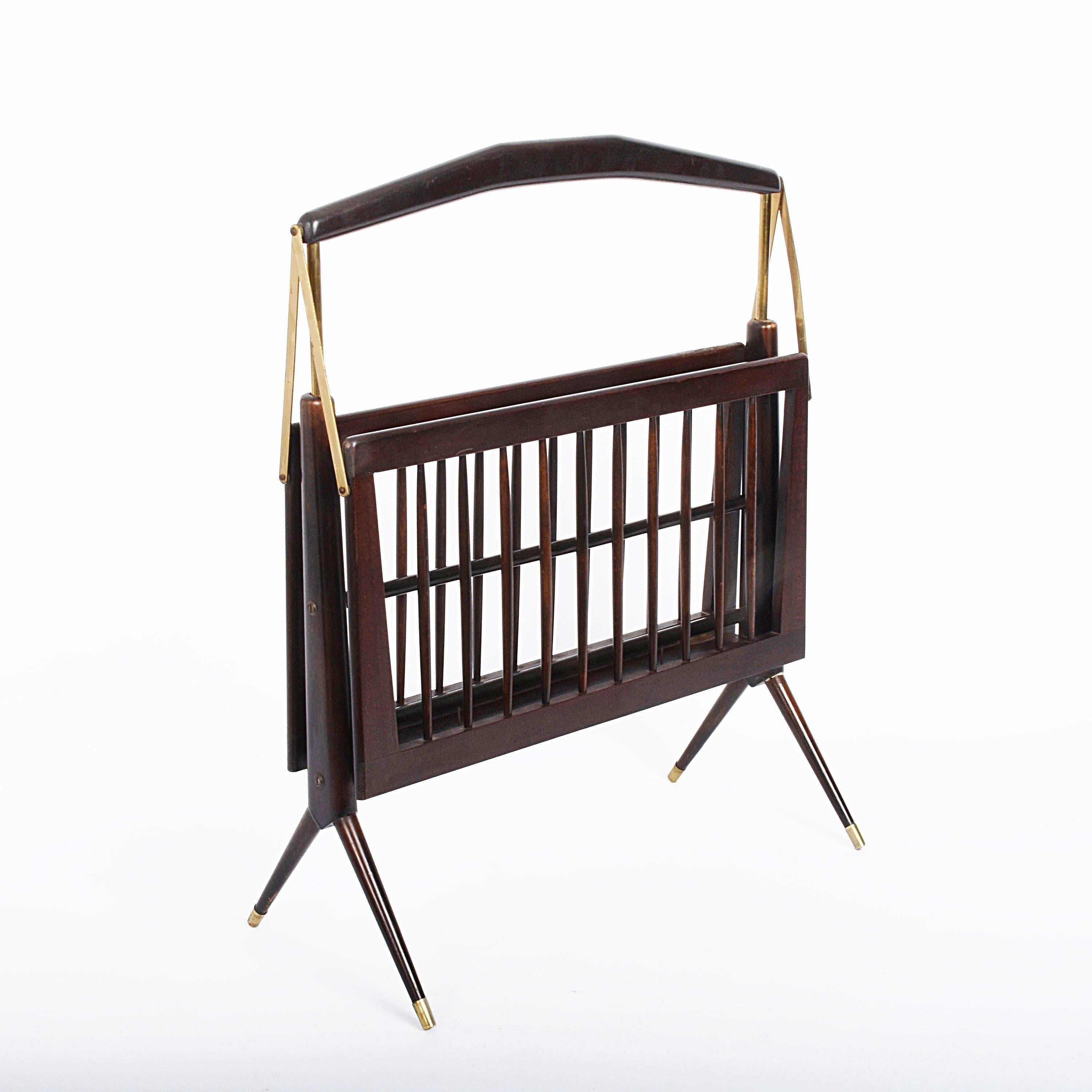 Magazine rack by Cesare Lacca made of lacquered mahogany wood and delicate brass finishing. and produced in Milan.

This elegant and slender magazine holder has to extendible pieces on the side. A wonderful midcentury Milan production, that will