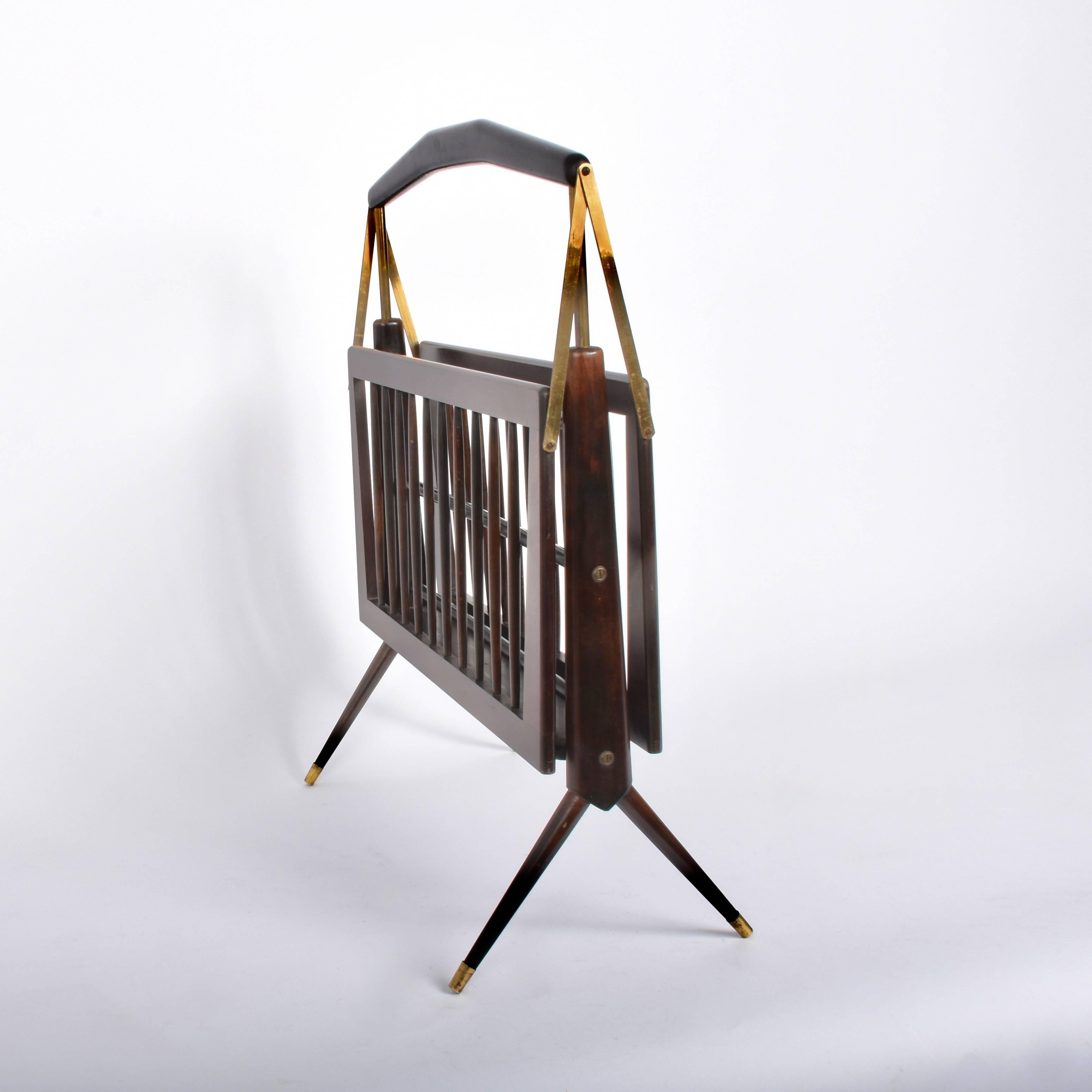 Cesare Lacca Midcentury Mahogany and Brass Italian Foldable Magazine Rack 1950s  In Fair Condition In Roma, IT