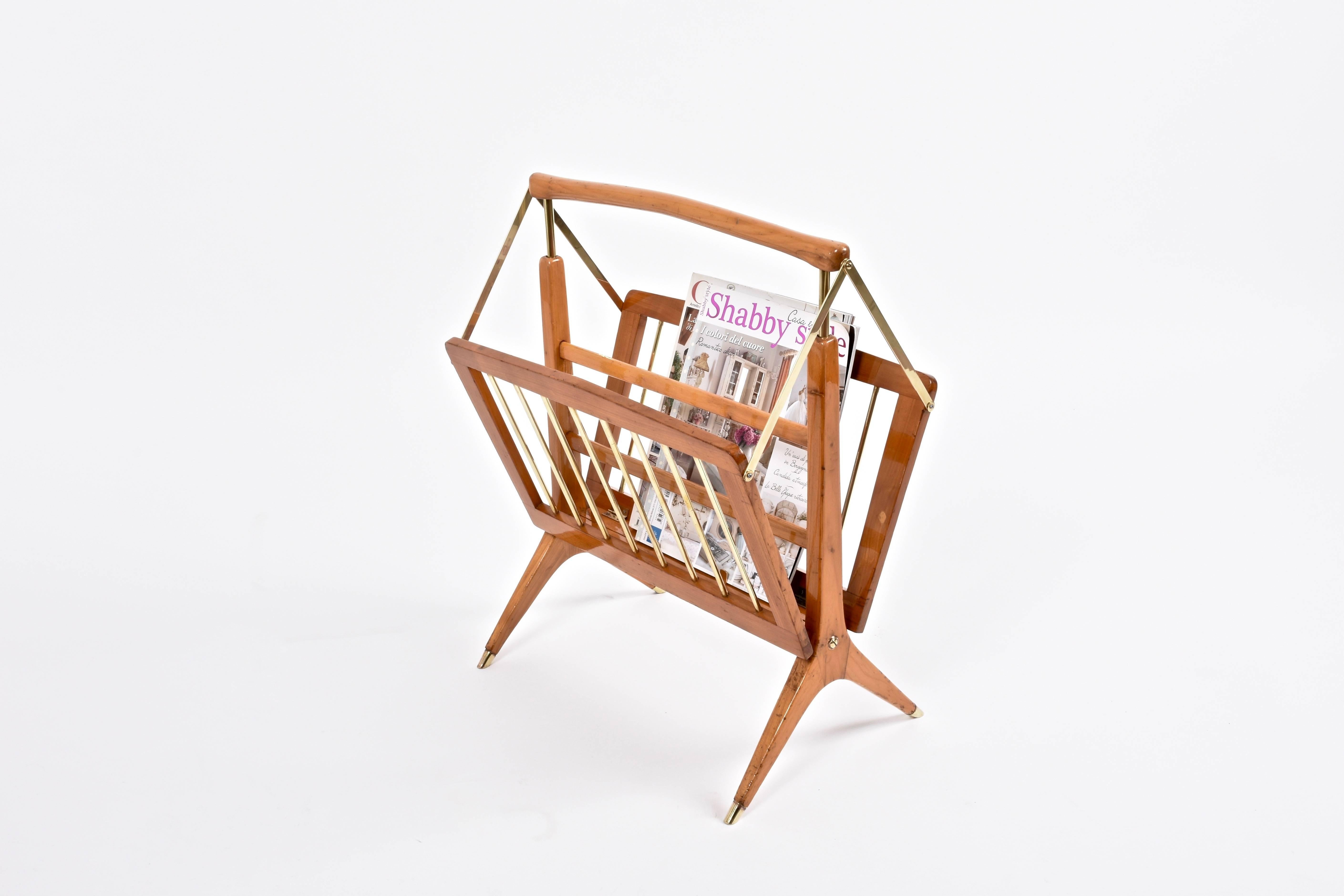 Magazine rack by Cesare Lacca made of lacquered wood and delicate brass finishing. 

This elegant and slender magazine holder has to extendible pieces on the side. A wonderful midcentury Milan production, that will enrich with its charm and