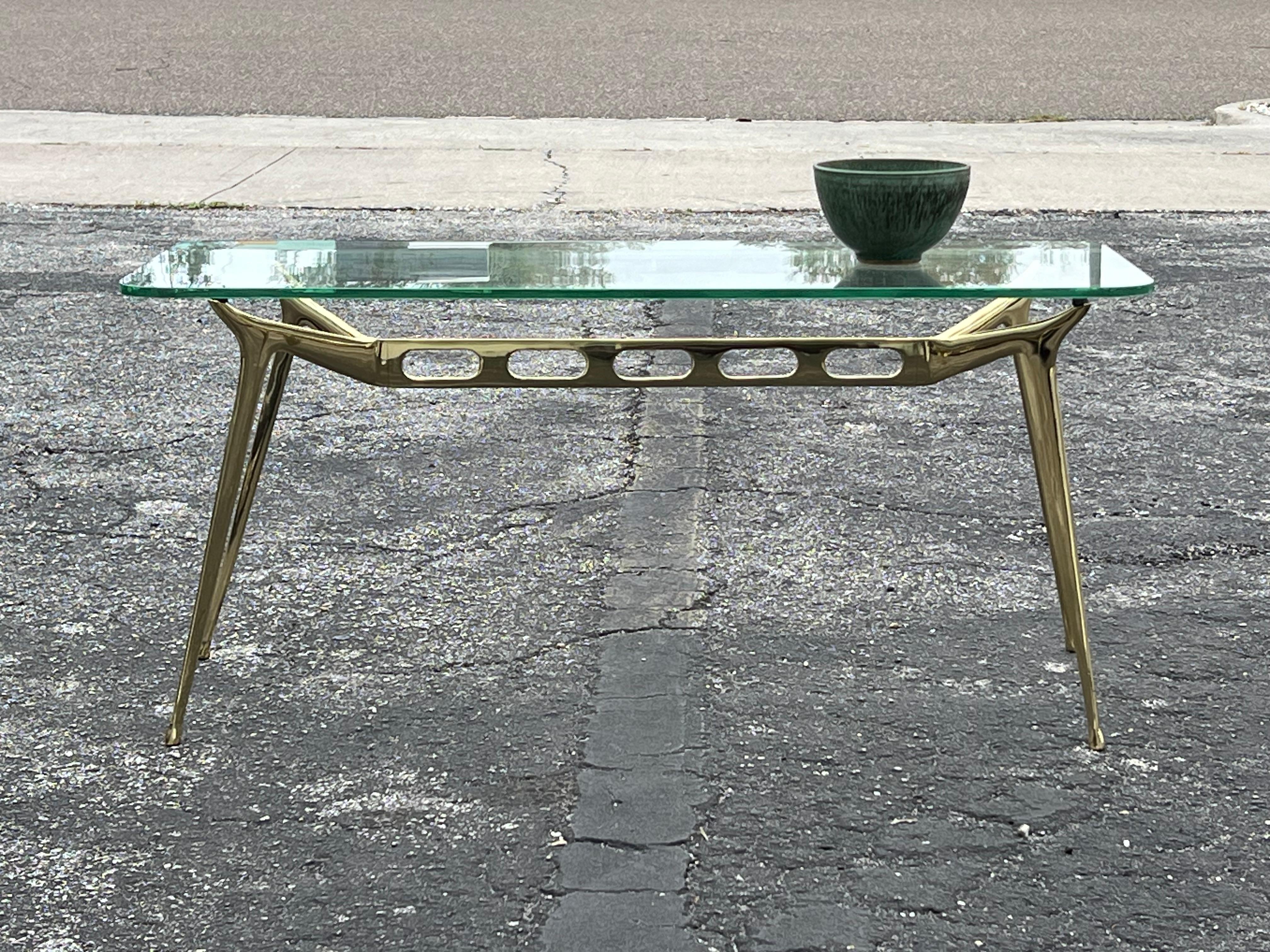Table basse en laiton sculpté Cesar Lacca en vente 7