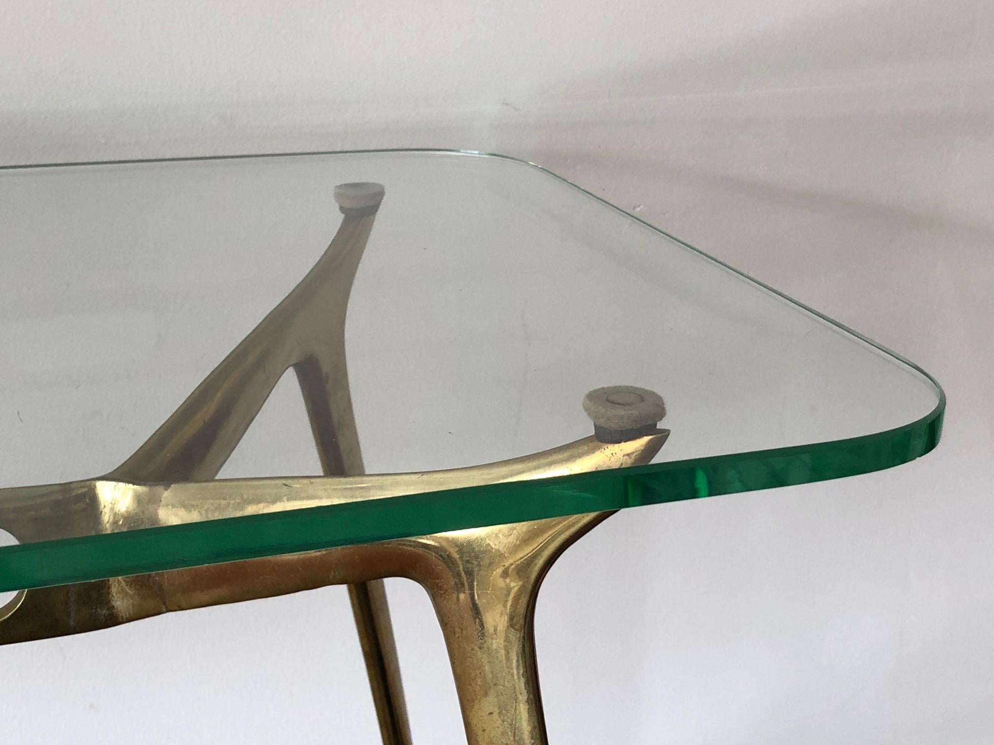 italien Table basse en laiton sculpté Cesare Lacca en vente