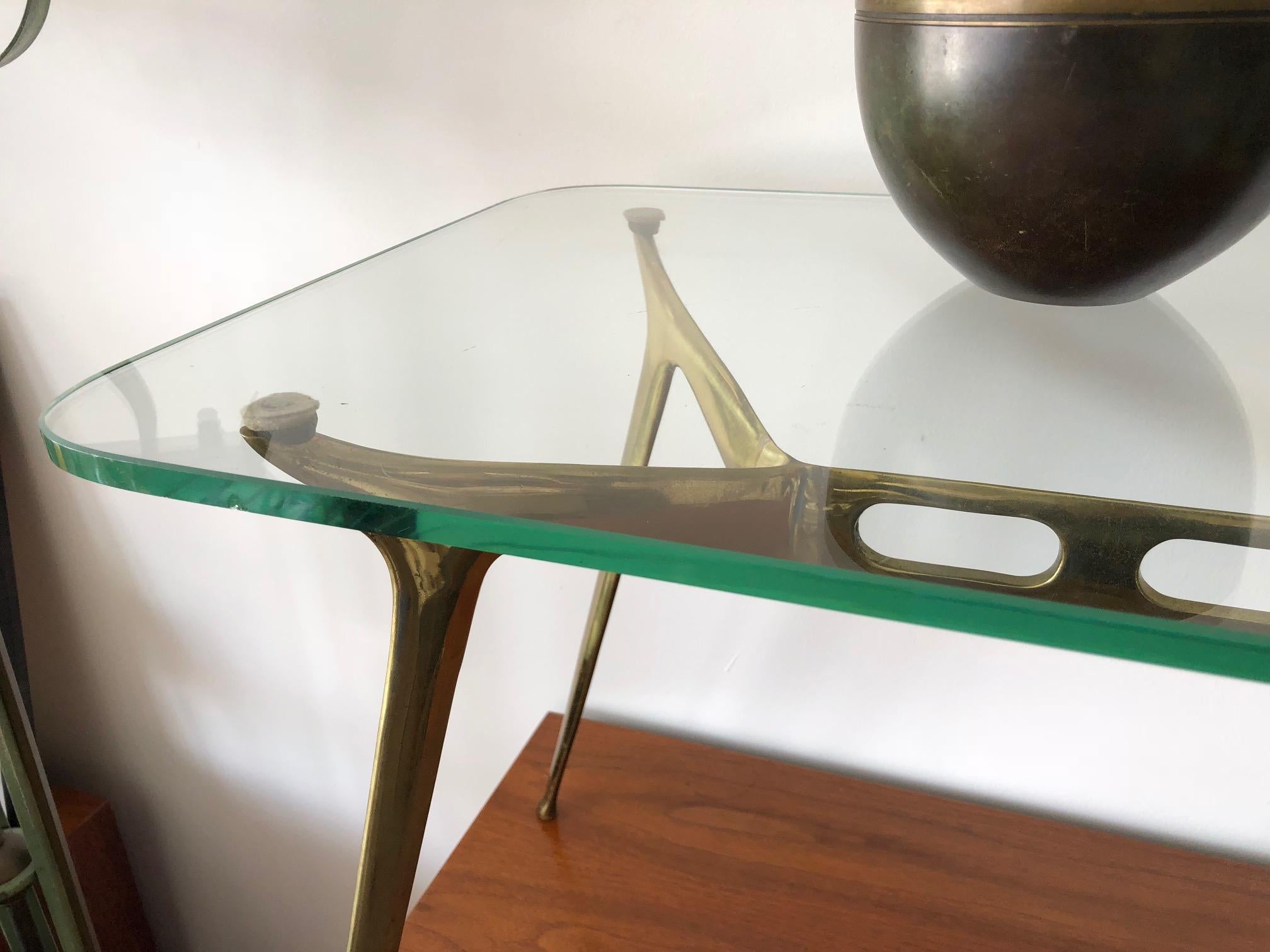 Milieu du XXe siècle Table basse en laiton sculpté Cesare Lacca en vente