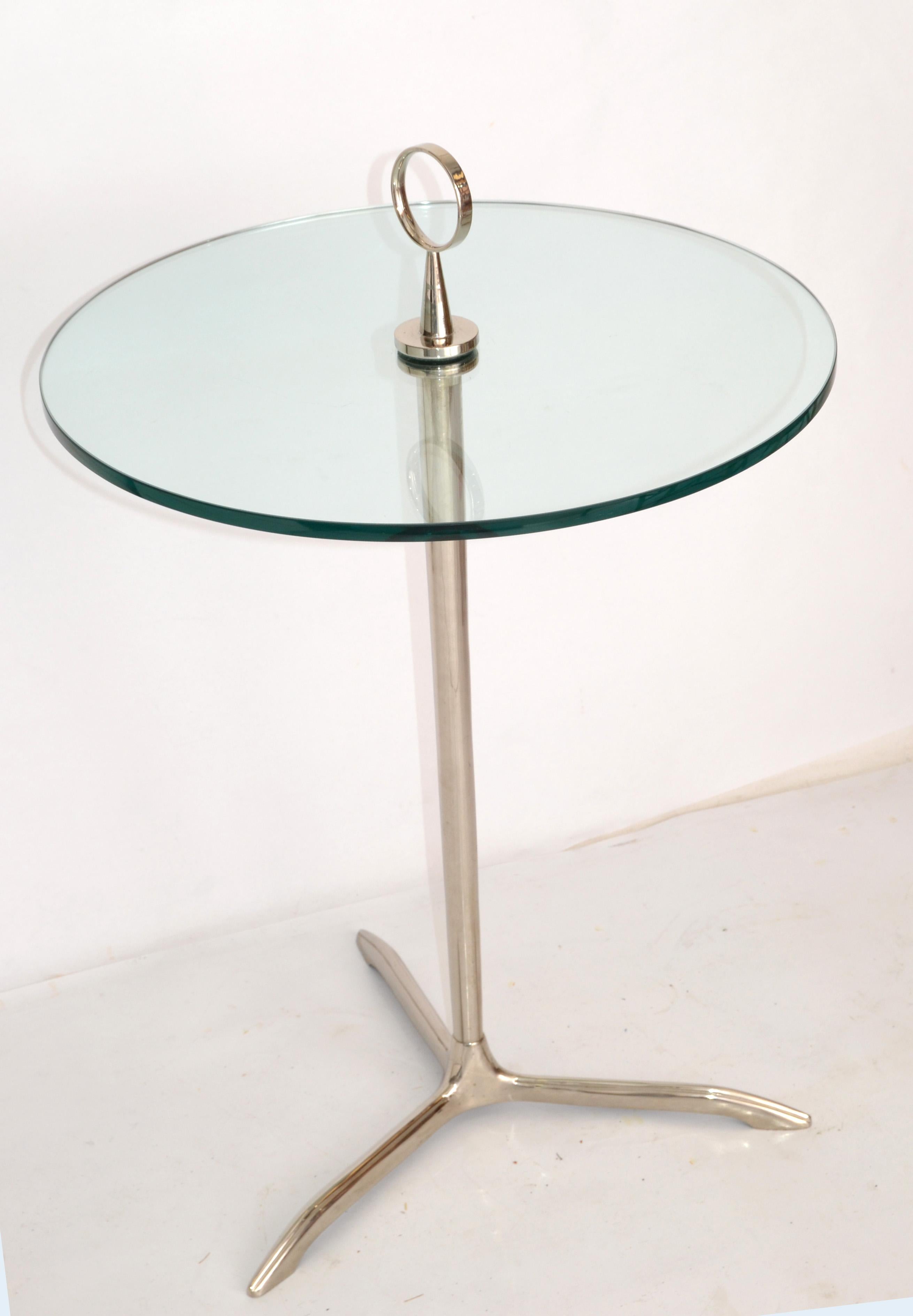 Mid-Century Modern Table d'appoint tripode style Cesare Lacca en acier inoxydable et verre rond, Italie, 1950 en vente